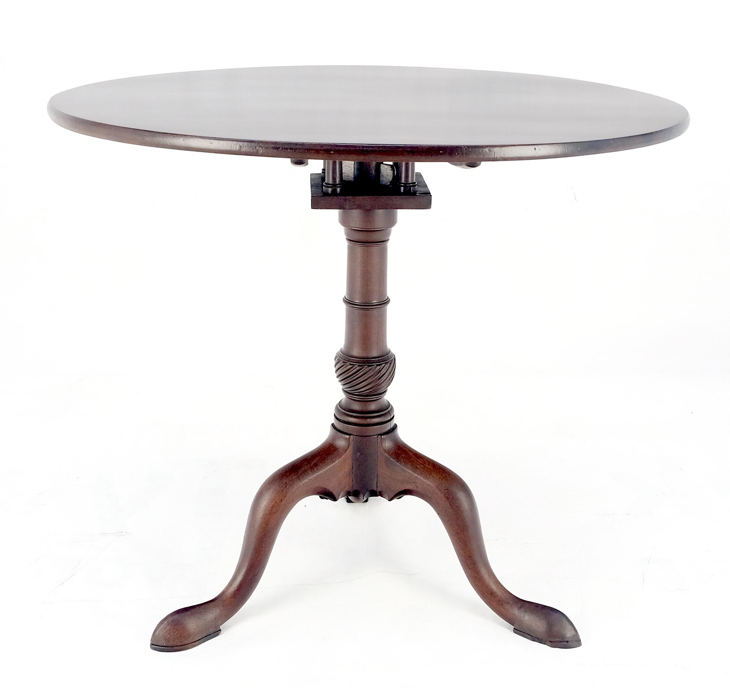 Georgian Style Carved Mahogany Tripod Base Tilt Top Carved Lamp Breakfast Table In Good Condition For Sale In Rockaway, NJ