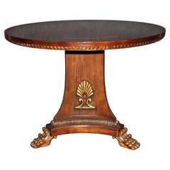 Table centrale sculptée de qualité Maitland Smith de style géorgien avec accents dorés