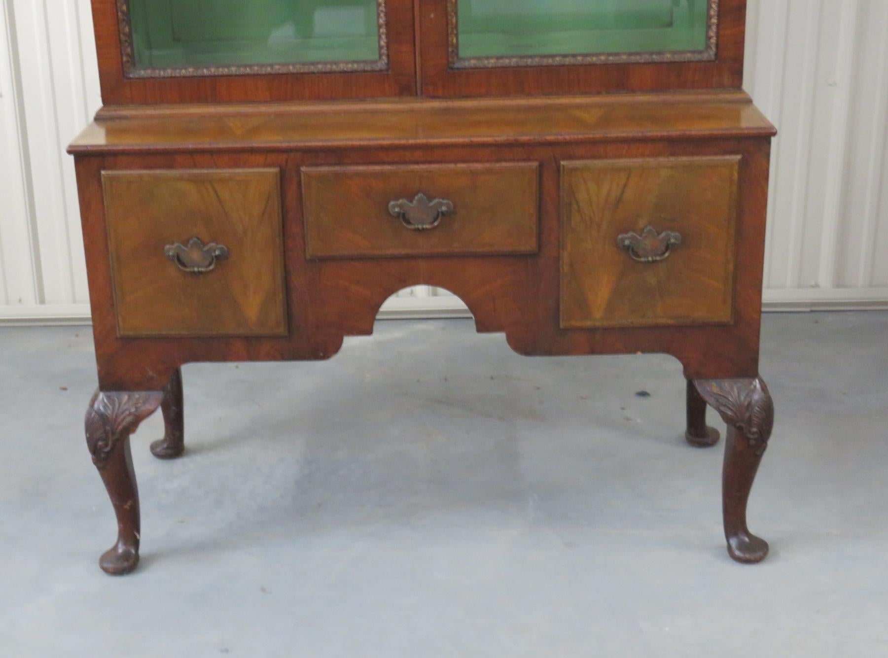 Georgian Style China Cabinet im Zustand „Gut“ in Swedesboro, NJ