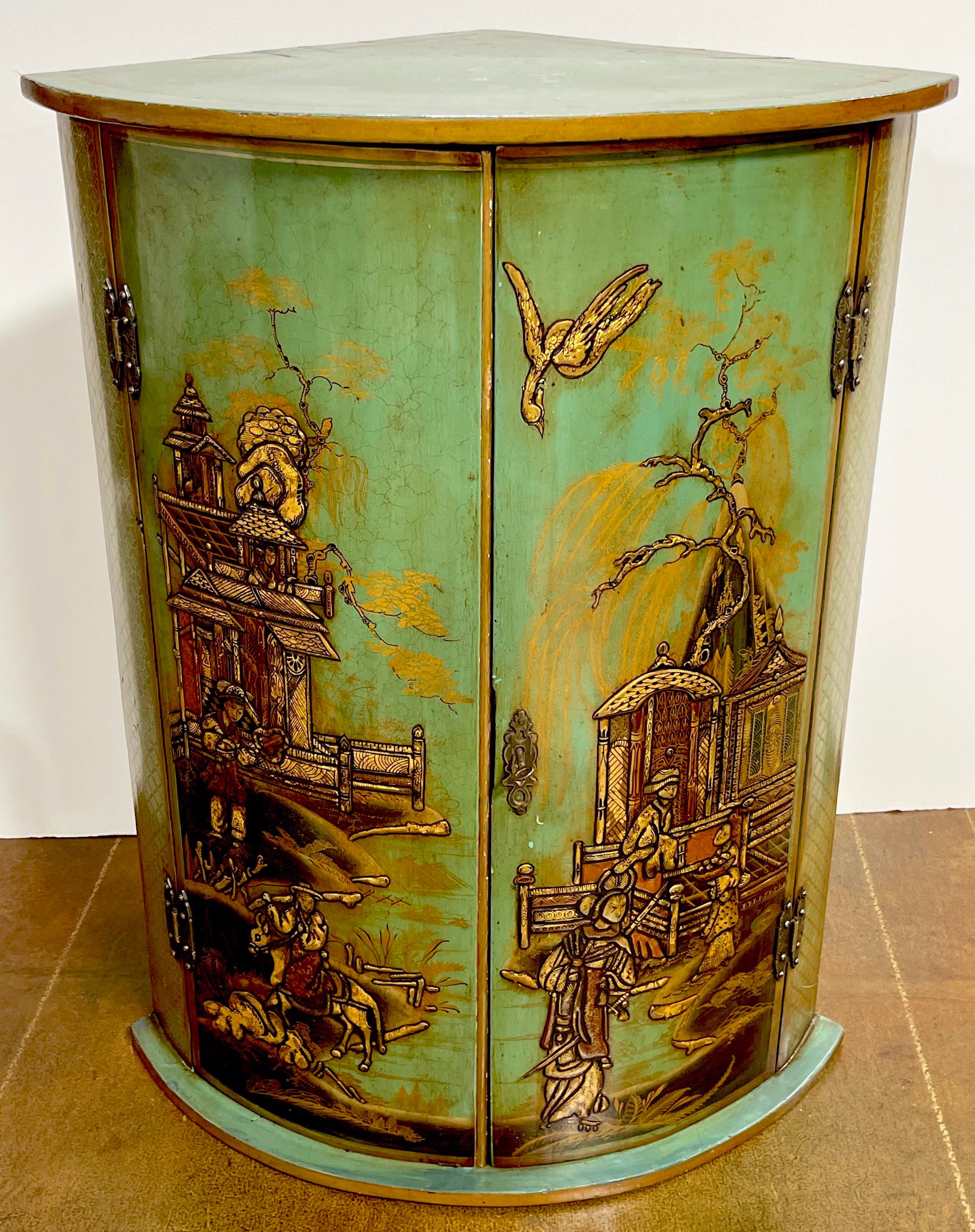 Chinoiseries Armoire d'angle à portes blindées laquée vert olive de style géorgien et chinoiserie en vente