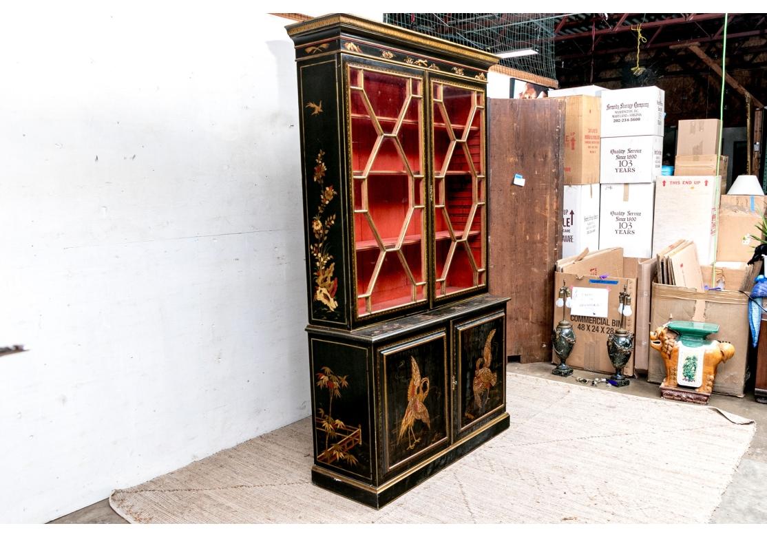 Fantástico y muy decorativo armario de dos cuerpos de estilo chinoiserie georgiano atribuido a Karges. 

La mitad superior presenta una corona finamente detallada con teselaciones de hojas doradas, bordes biselados y una banda de relieve que