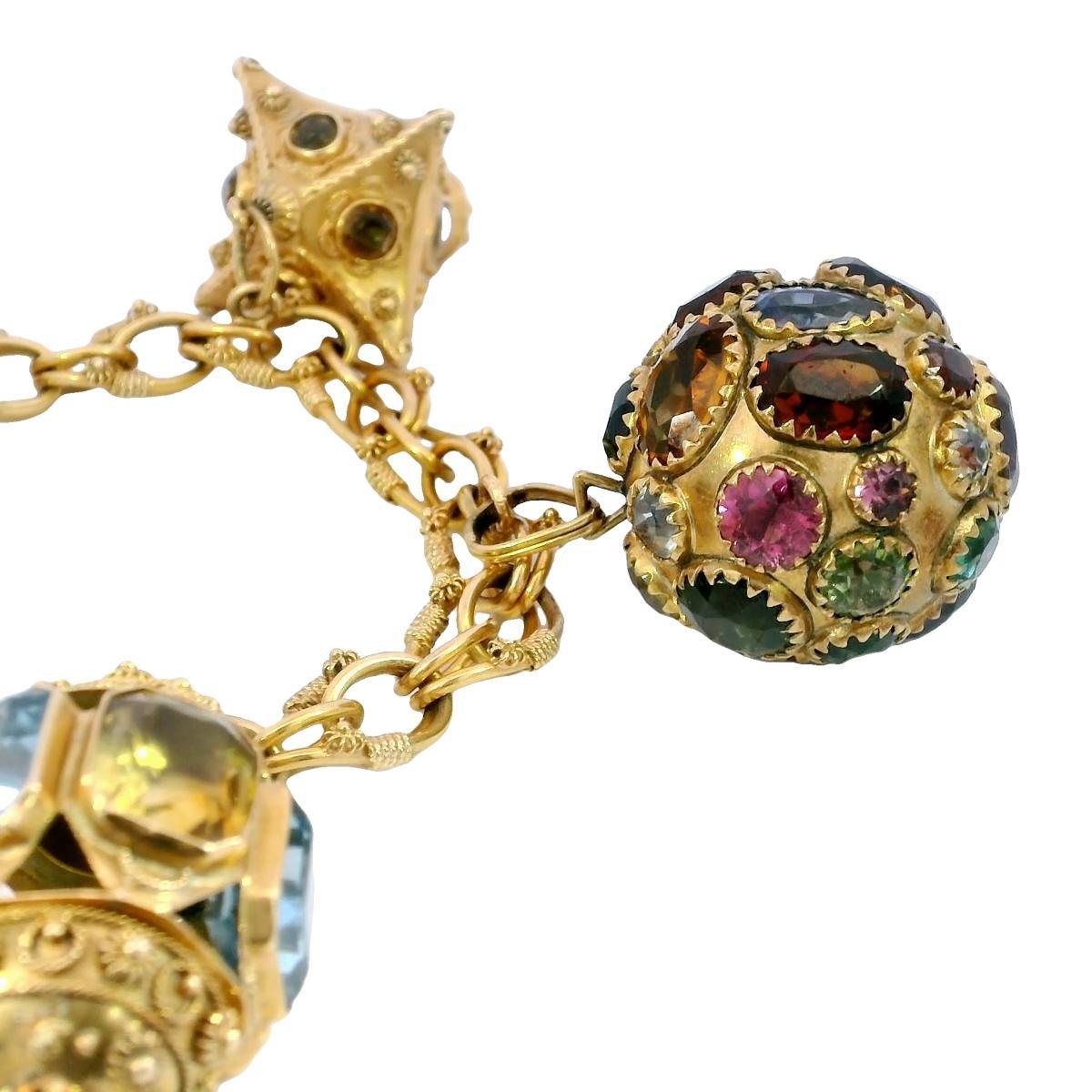 Bracelet à breloques de style géorgien en or jaune 18 carats et pierres précieuses multicolores en vente 7
