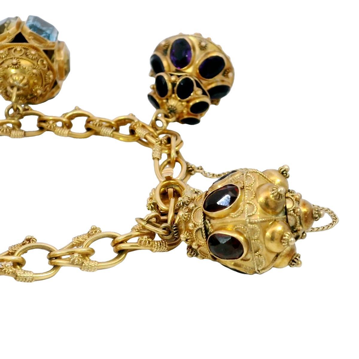 Bracelet à breloques de style géorgien en or jaune 18 carats et pierres précieuses multicolores en vente 8