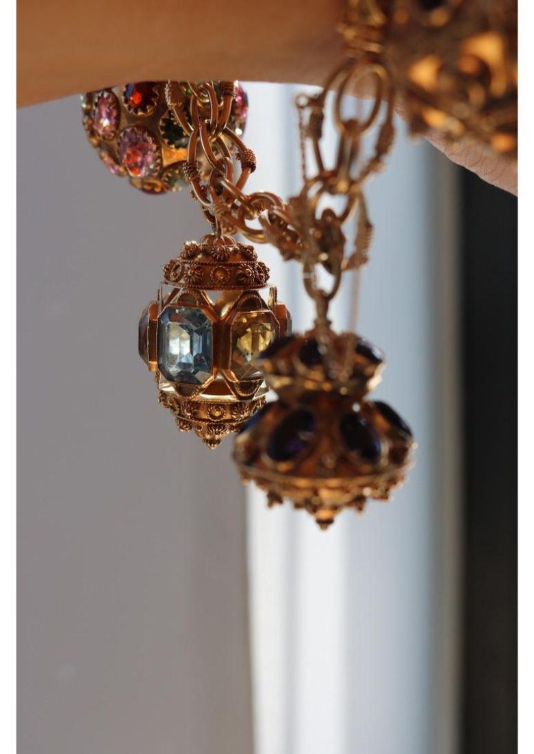 Bracelet à breloques de style géorgien en or jaune 18 carats et pierres précieuses multicolores en vente 11
