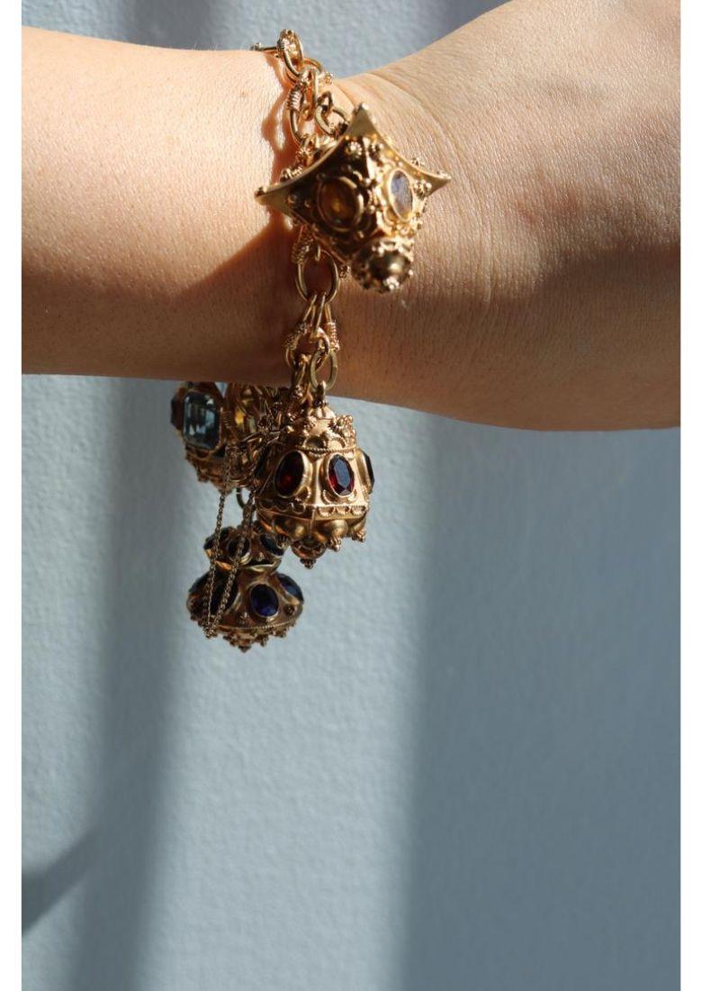 Bracelet à breloques de style géorgien en or jaune 18 carats et pierres précieuses multicolores en vente 12