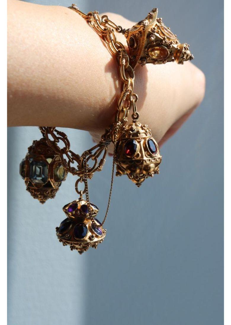 Bracelet à breloques de style géorgien en or jaune 18 carats et pierres précieuses multicolores en vente 13