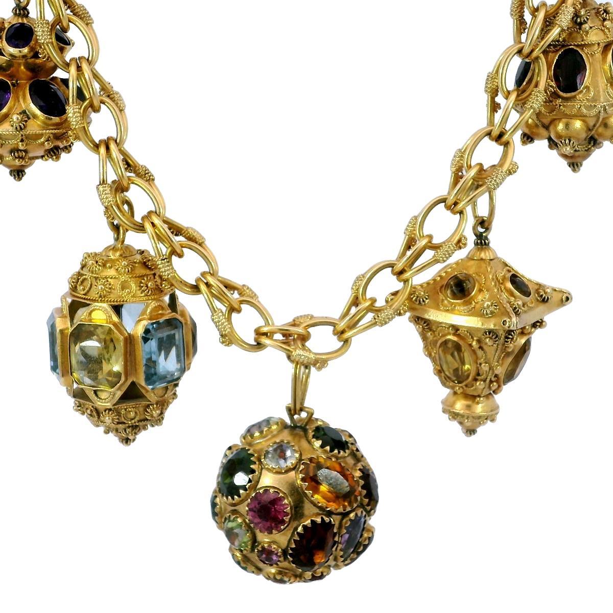 Bracelet à breloques de style géorgien en or jaune 18 carats et pierres précieuses multicolores

Ce bracelet à breloques d'inspiration géorgienne en or jaune 18 carats présente une collection de breloques aux formes uniques - sphériques, polygonales