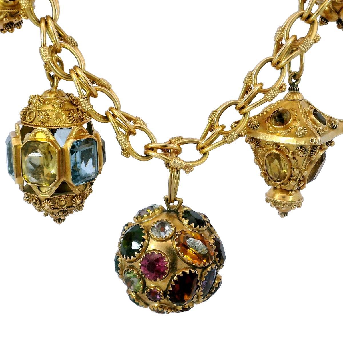 Georgien Bracelet à breloques de style géorgien en or jaune 18 carats et pierres précieuses multicolores en vente