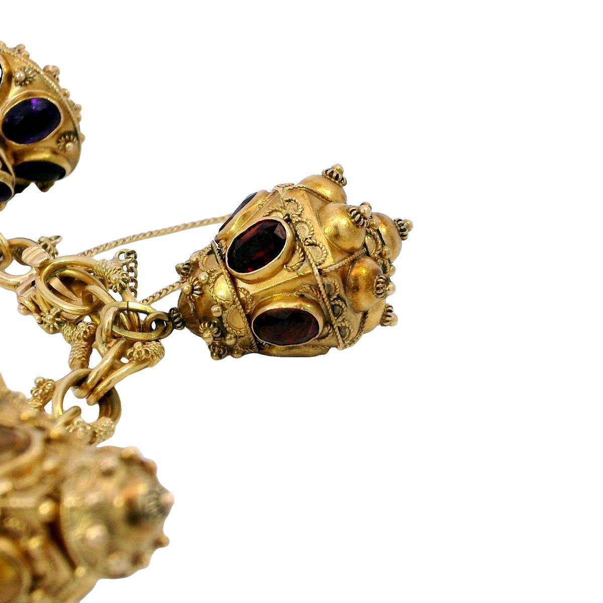 Bracelet à breloques de style géorgien en or jaune 18 carats et pierres précieuses multicolores en vente 1