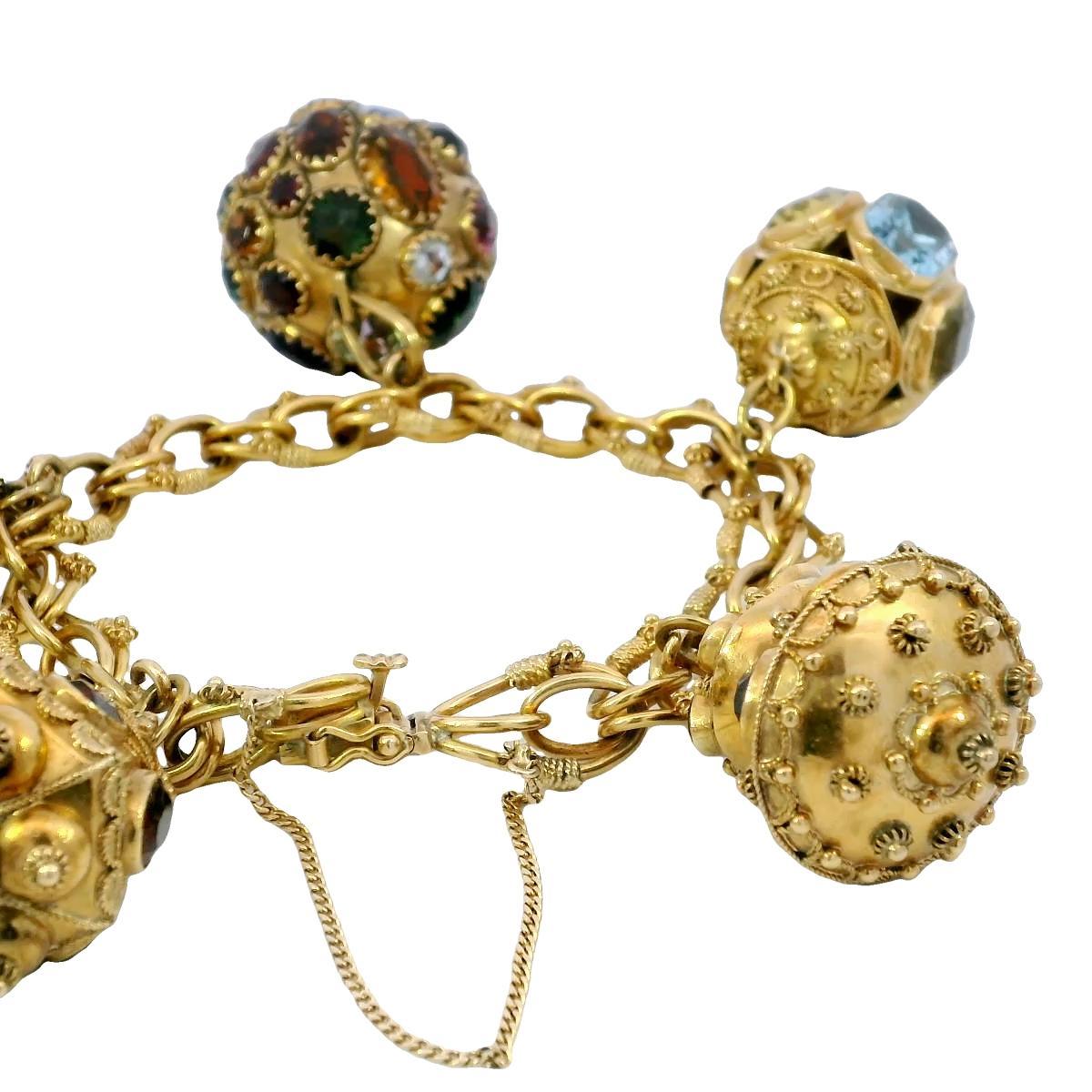 Bracelet à breloques de style géorgien en or jaune 18 carats et pierres précieuses multicolores en vente 2