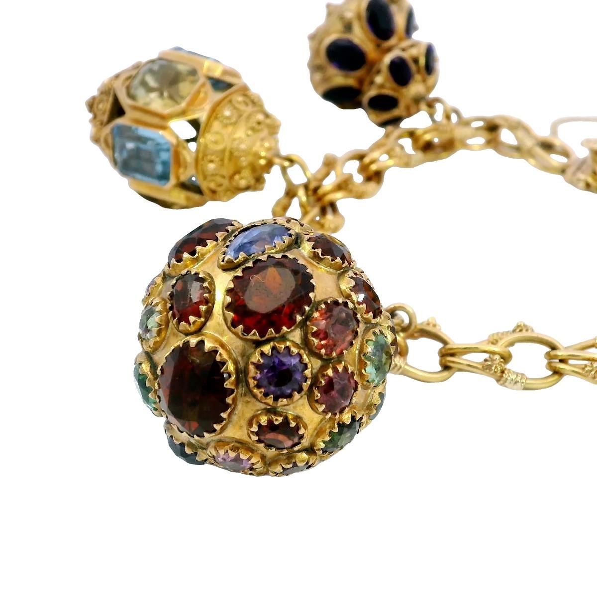 Bracelet à breloques de style géorgien en or jaune 18 carats et pierres précieuses multicolores en vente 3