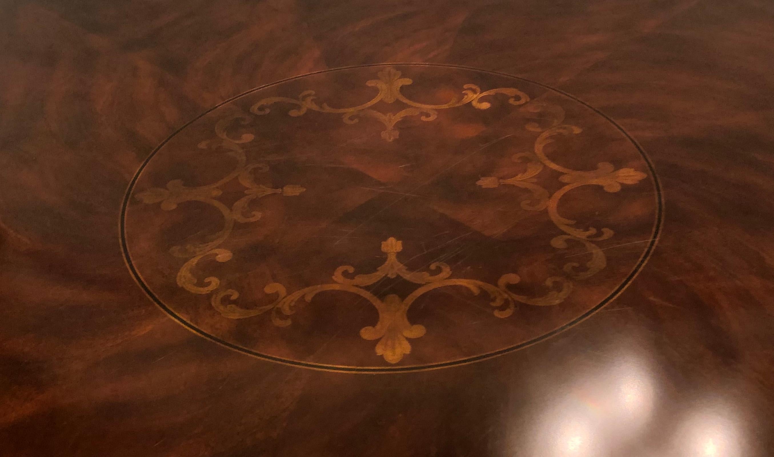 Georgian Style Circular Expanding Dining Room Table Having an Inlaid Top In Good Condition In Stamford, CT