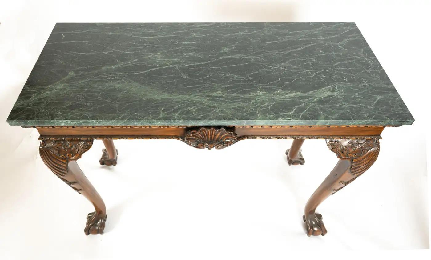 Table console de style géorgien avec des plateaux marbrés verts et des cadres en acajou avec des décorations festonnées complexes. Fini sur les quatre côtés avec un motif de coquillage sur le devant et une bordure en forme d'œuf et de dard. Les
