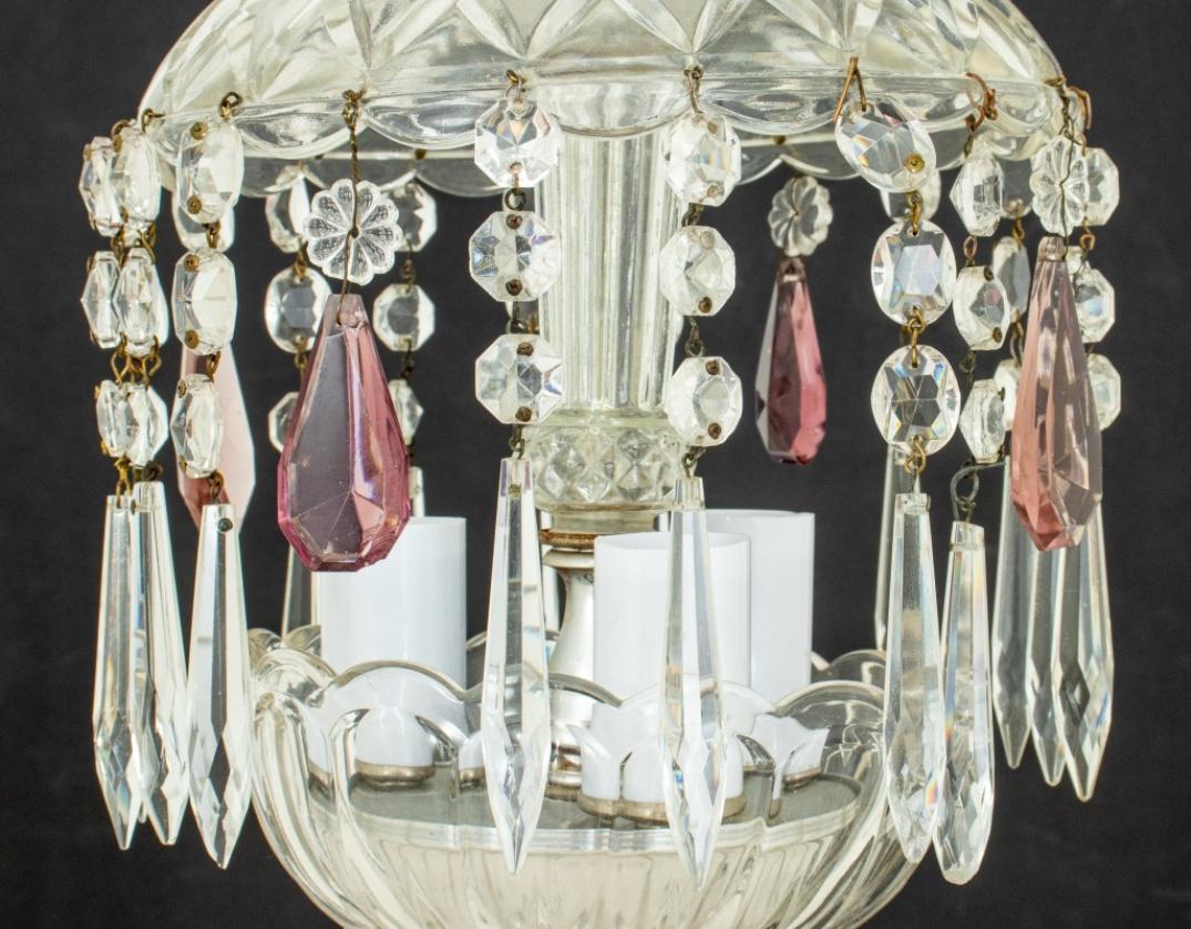 Lanterne cloche à trois lumières en verre taillé de style géorgien à la manière de Waterford, avec une verrière en verre taillé suspendue avec des gouttes de verre améthyste pâle au-dessus d'une base à trois lumières avec un bol en cristal nervuré