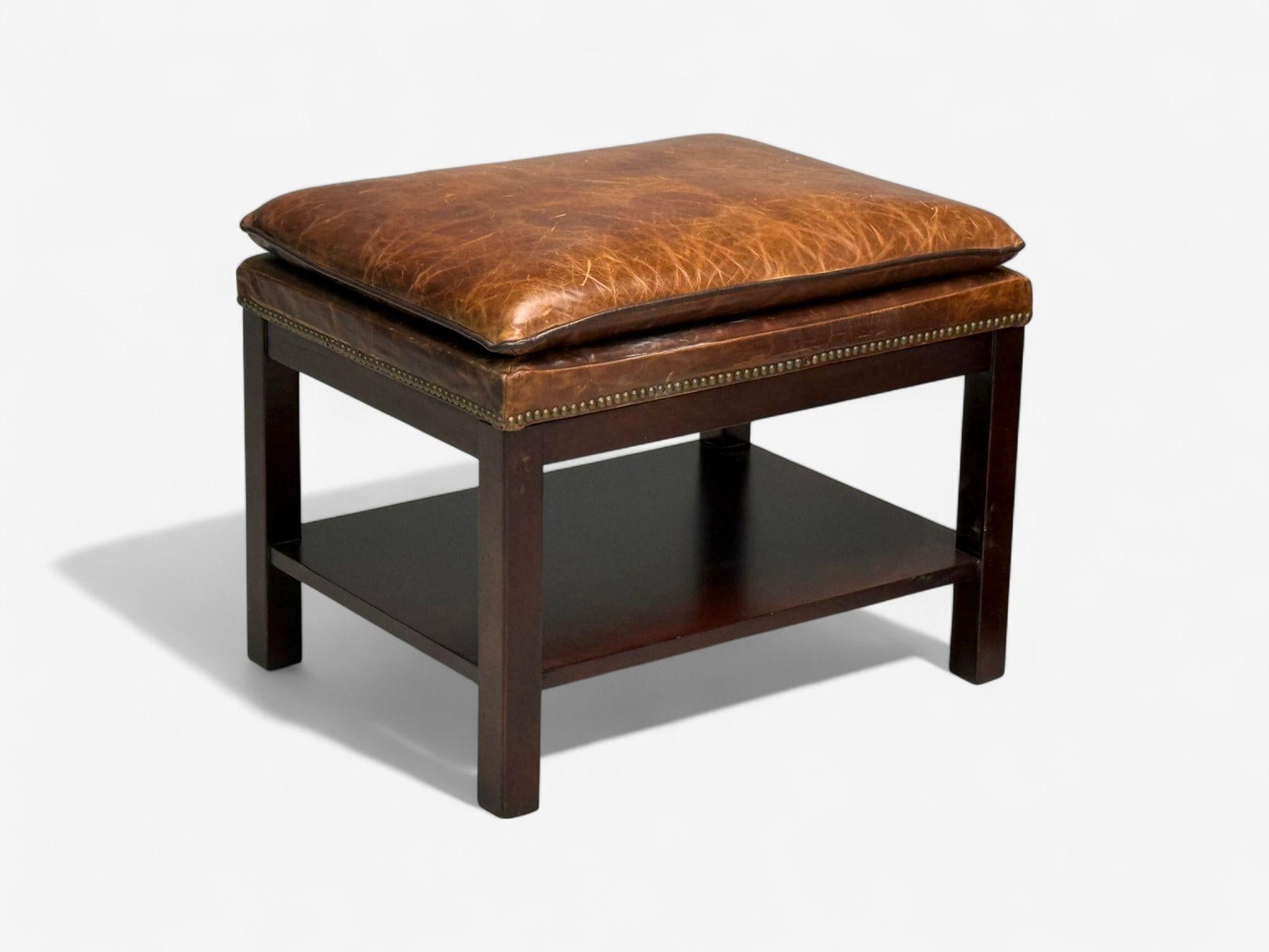 Georgian Style, Distressed Brown Leather, Mahogany, Ottomans, USA, 20th C. In Good Condition For Sale In Manhasset, NY