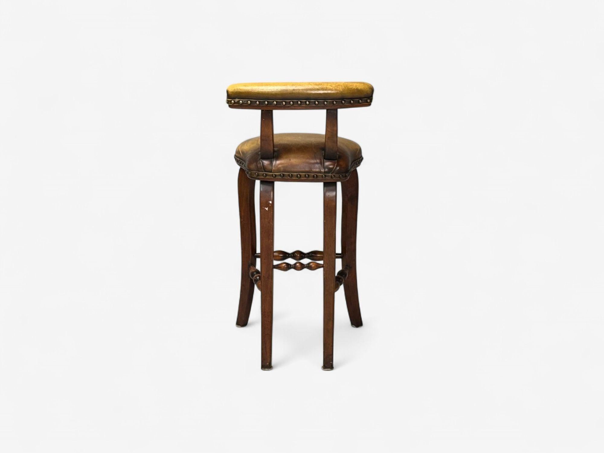 Style géorgien, cuir brun vieilli, bois teinté, six tabourets de bar, 20e C. en vente 4