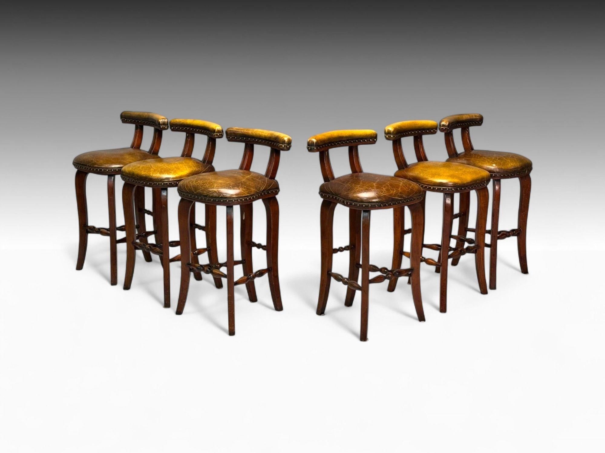Style géorgien, cuir brun vieilli, bois teinté, six tabourets de bar, C.I.C.

Ensemble de six tabourets de bar en cuir marron vieilli avec têtes de clous en laiton et cadres en bois teinté de style édouardien.

Cuir brun, bois teinté ; A.I.C. c.