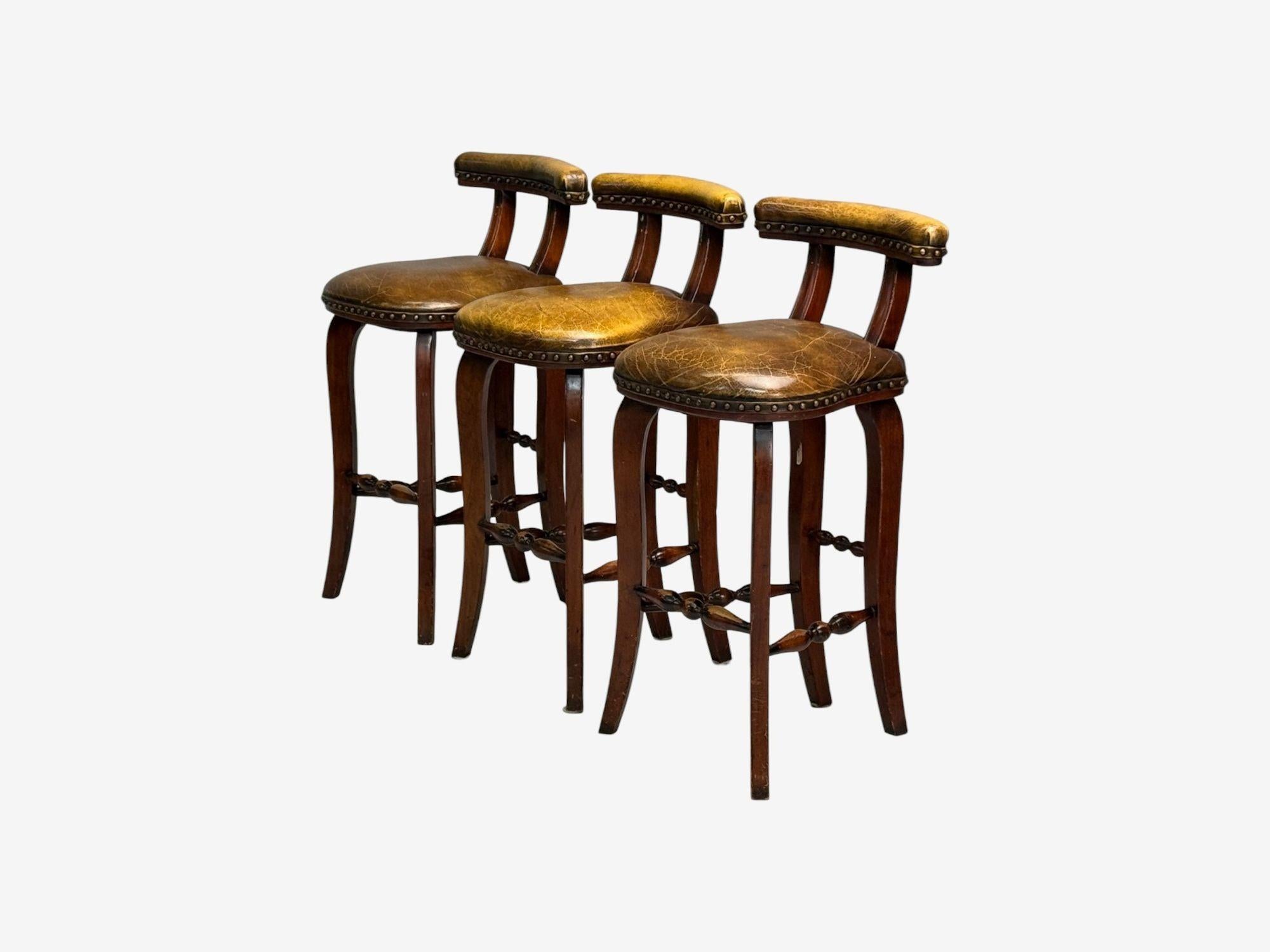 Georgien Style géorgien, cuir brun vieilli, bois teinté, six tabourets de bar, 20e C. en vente