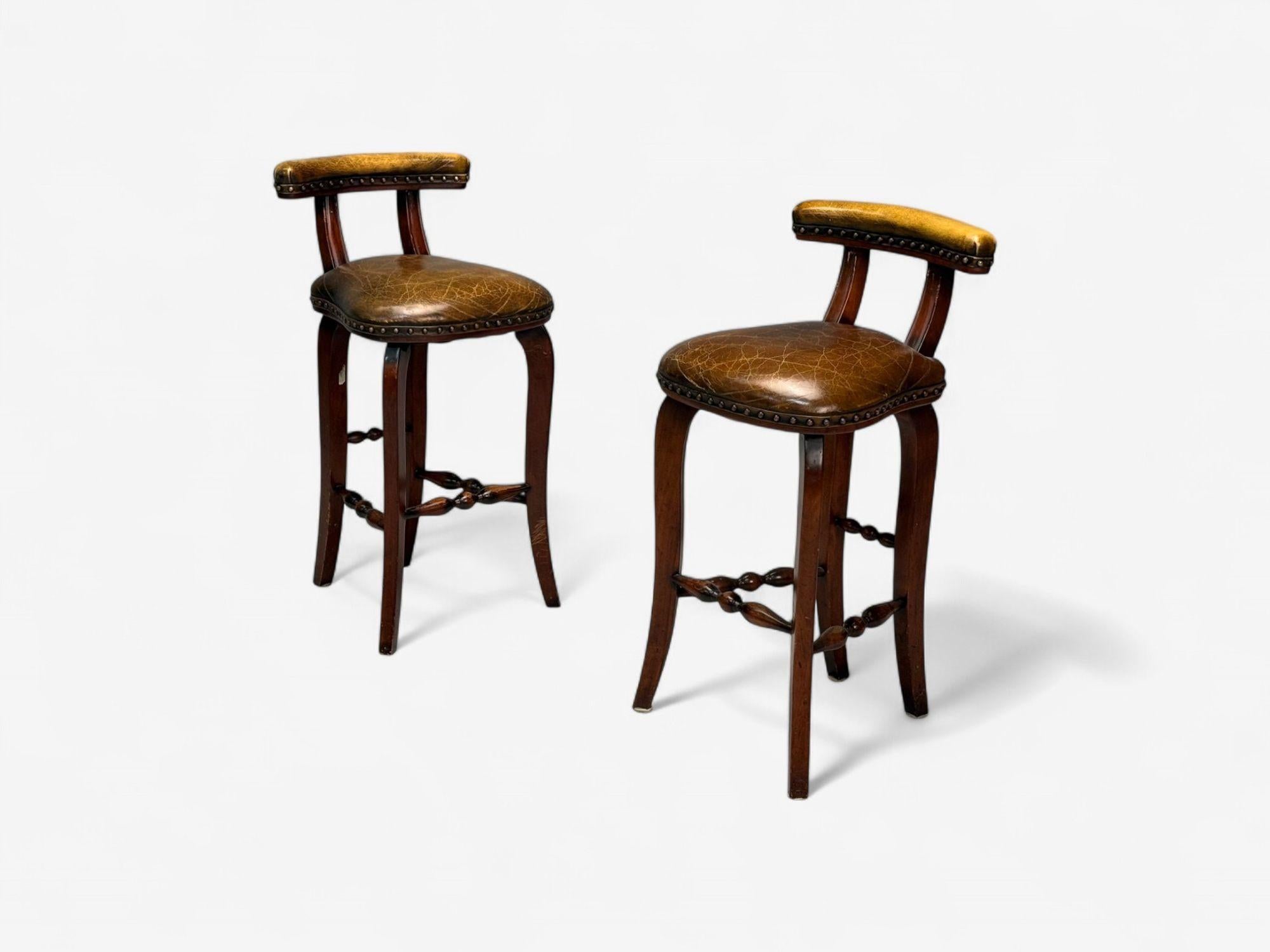 Style géorgien, cuir brun vieilli, bois teinté, six tabourets de bar, 20e C. Abîmé - En vente à Manhasset, NY