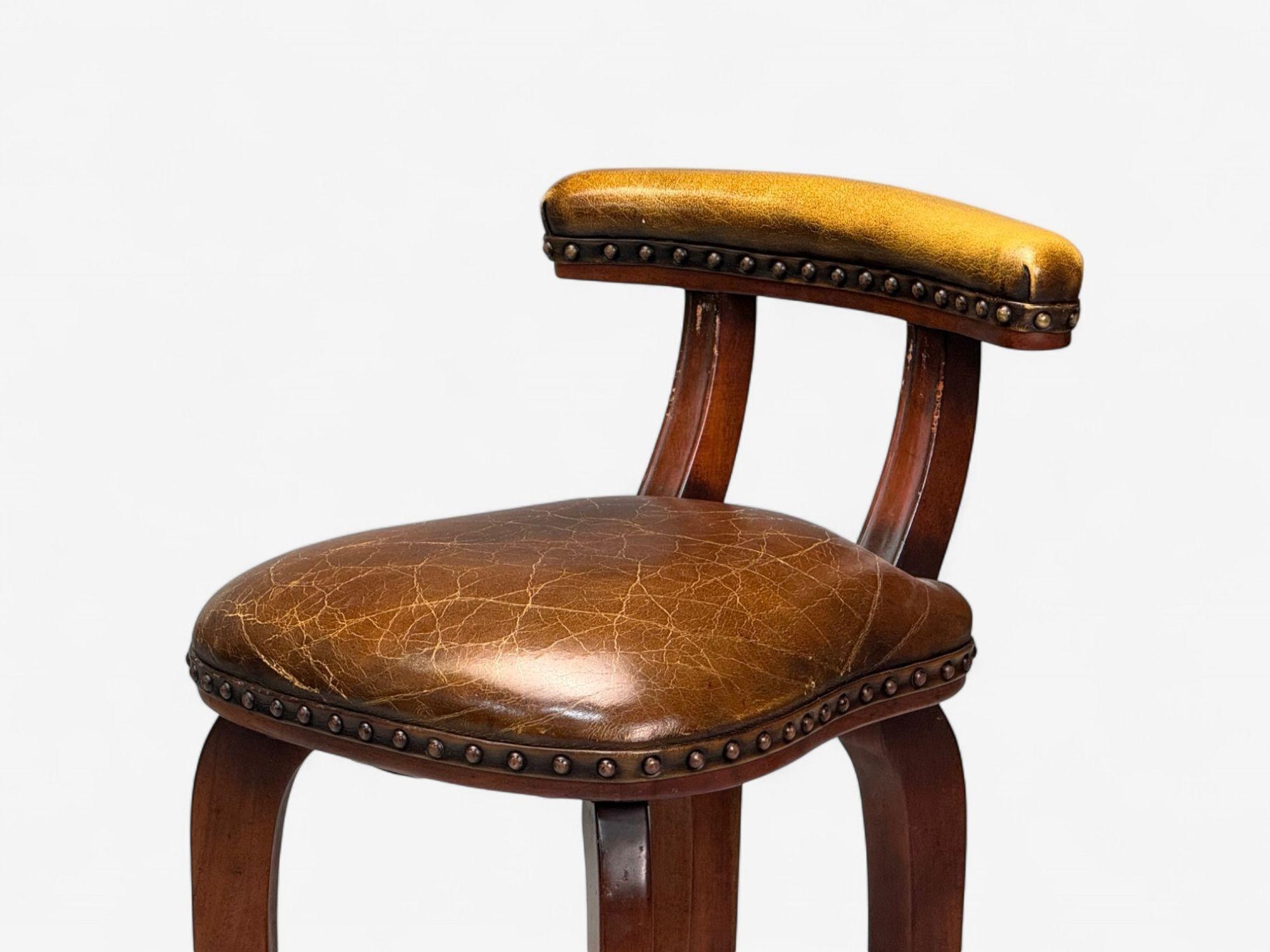 Fin du 20e siècle Style géorgien, cuir brun vieilli, bois teinté, six tabourets de bar, 20e C. en vente
