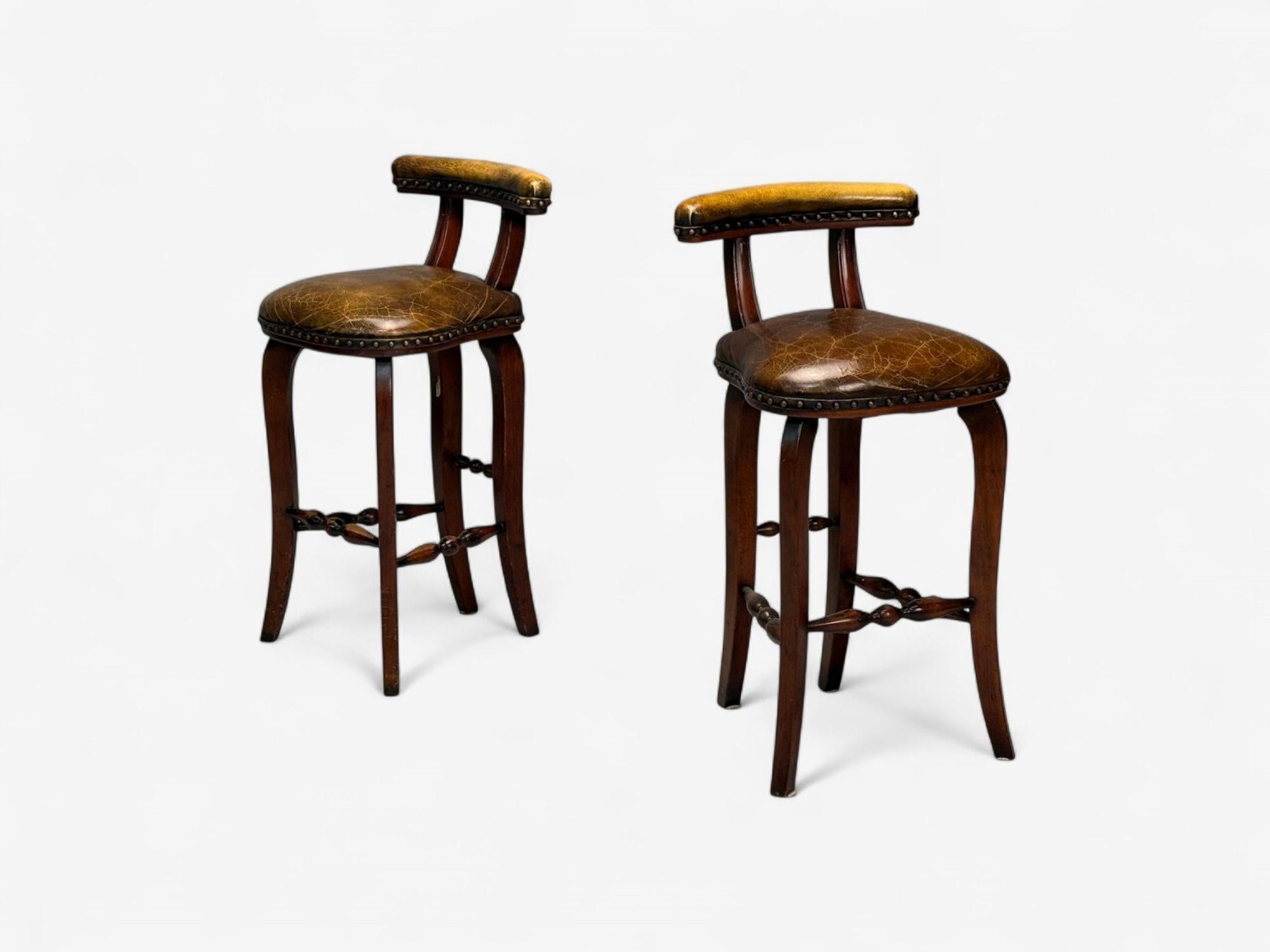 Laiton Style géorgien, cuir brun vieilli, bois teinté, six tabourets de bar, 20e C. en vente
