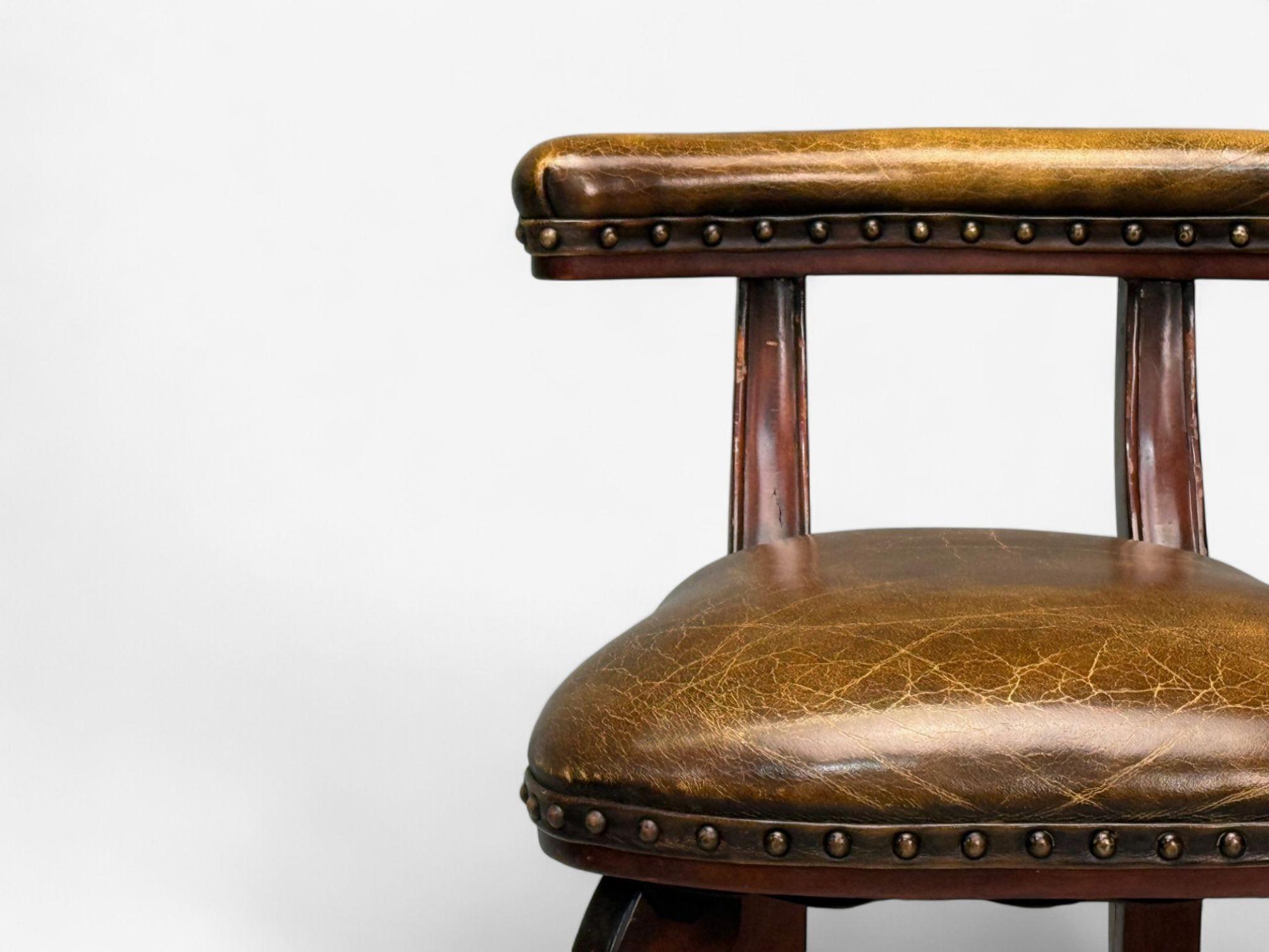 Style géorgien, cuir brun vieilli, bois teinté, six tabourets de bar, 20e C. en vente 1