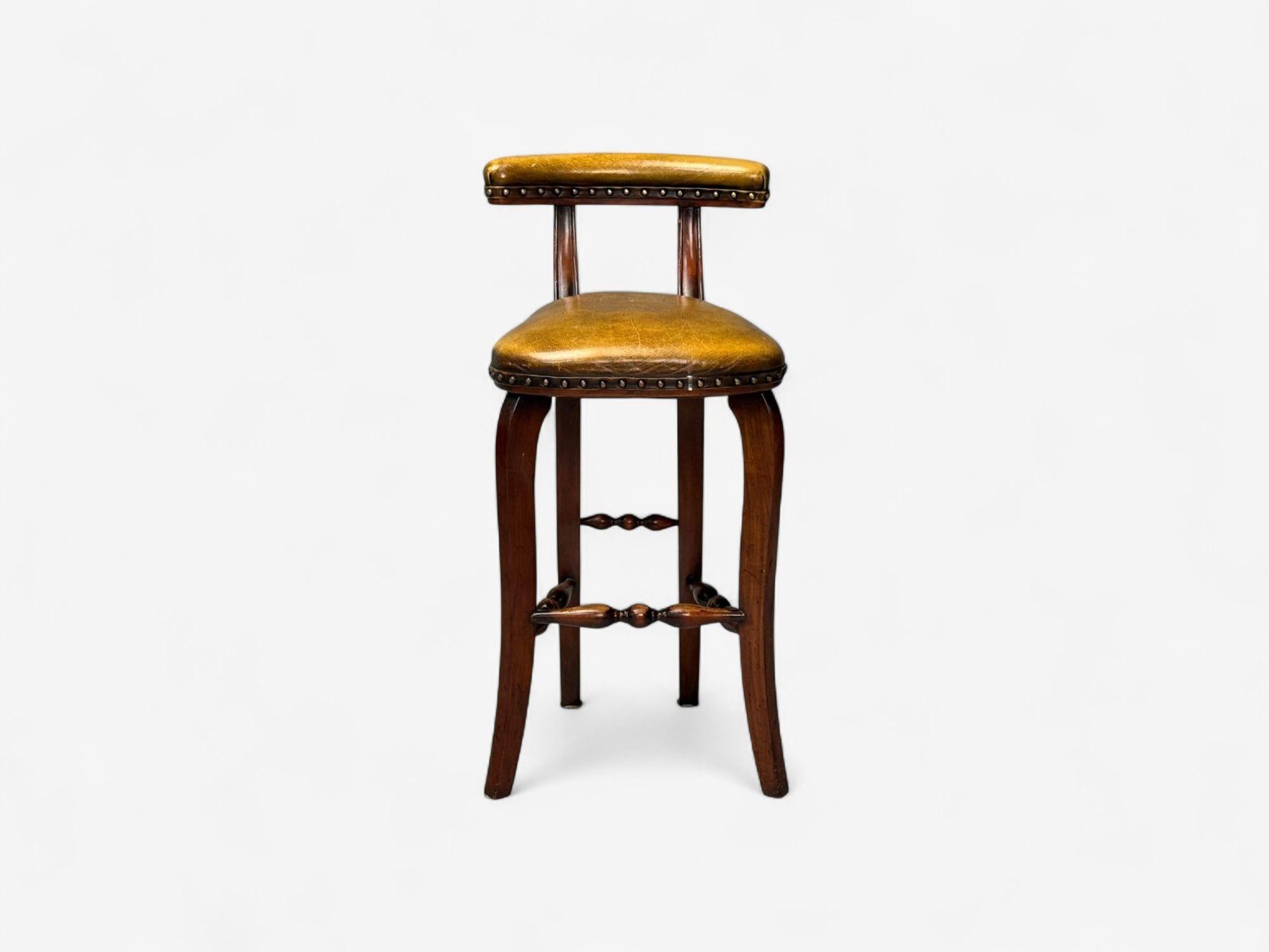 Style géorgien, cuir brun vieilli, bois teinté, six tabourets de bar, 20e C. en vente 2