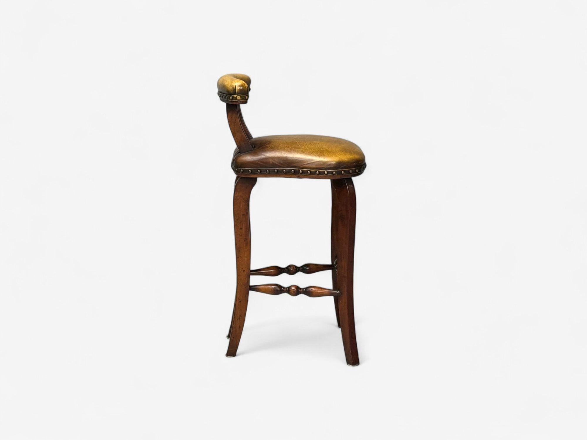 Style géorgien, cuir brun vieilli, bois teinté, six tabourets de bar, 20e C. en vente 3