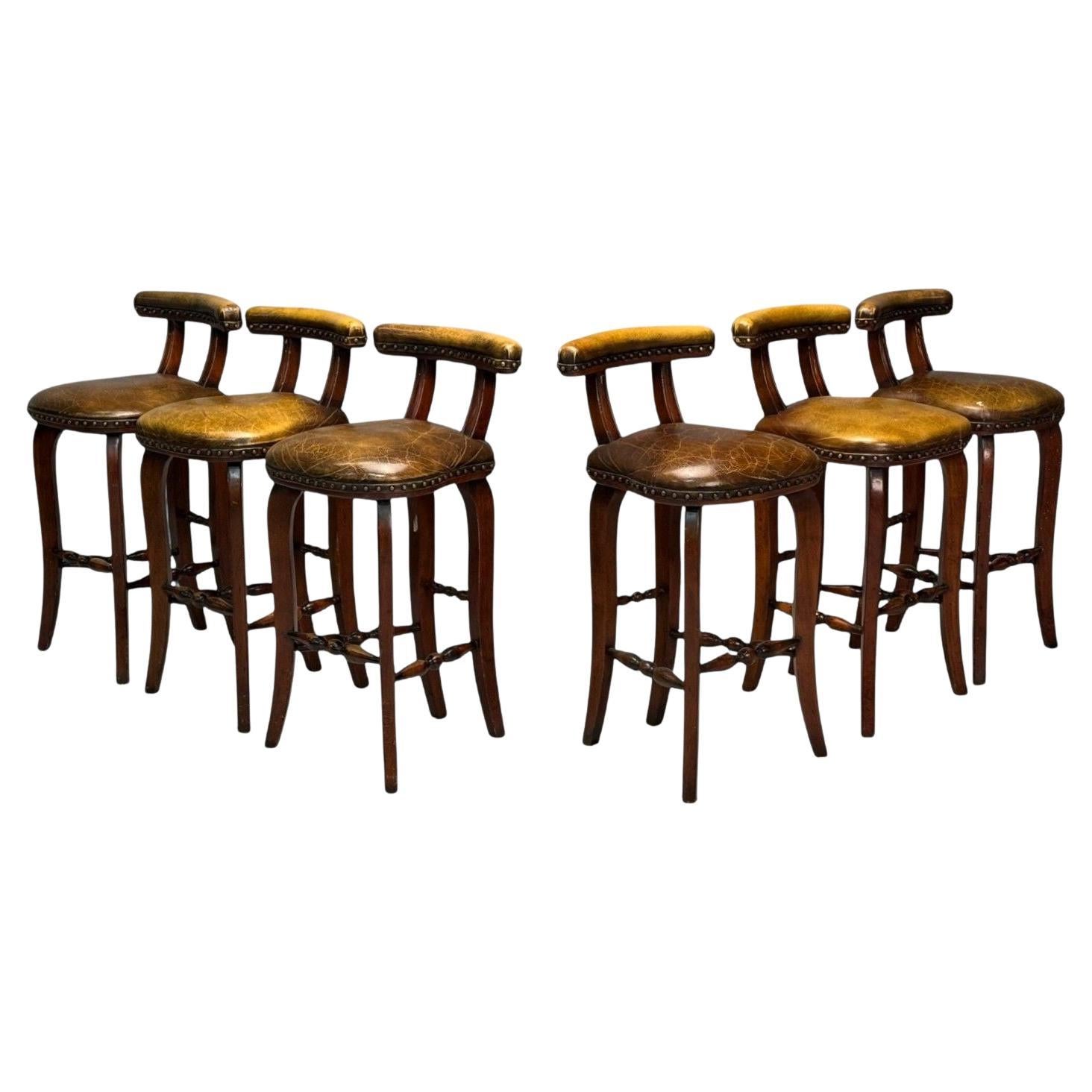 Style géorgien, cuir brun vieilli, bois teinté, six tabourets de bar, 20e C. en vente