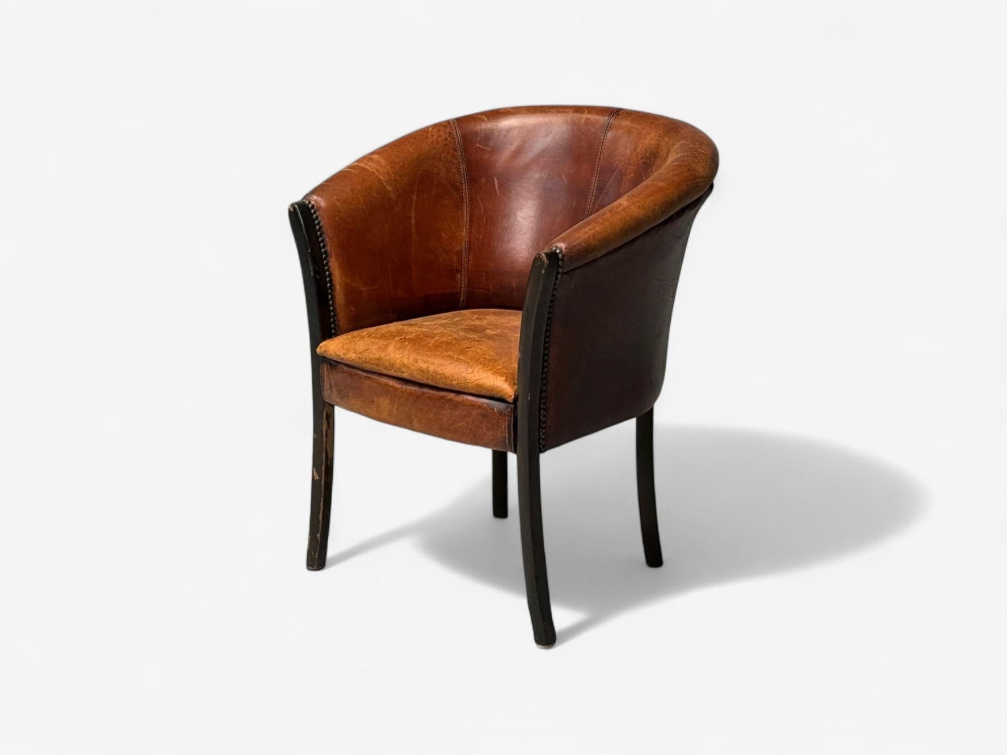 Georgianischer Stil, Distressed Brown Leder, gebeiztes Holz, Arm- oder Beistellstuhl, USA, 1960er

Ein Wannenstuhl nach edwardianischen Vorbildern aus braunem, stark strapaziertem Leder und einem ebenso strapazierten, gebeizten Holzrahmen.

Braunes