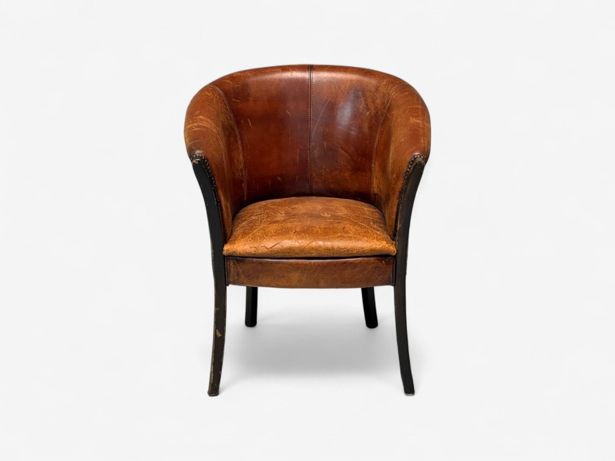Georgianischer Stil, Braunes Leder, Gebeiztes Holz, Wannenstuhl, USA, 1960er (amerikanisch) im Angebot