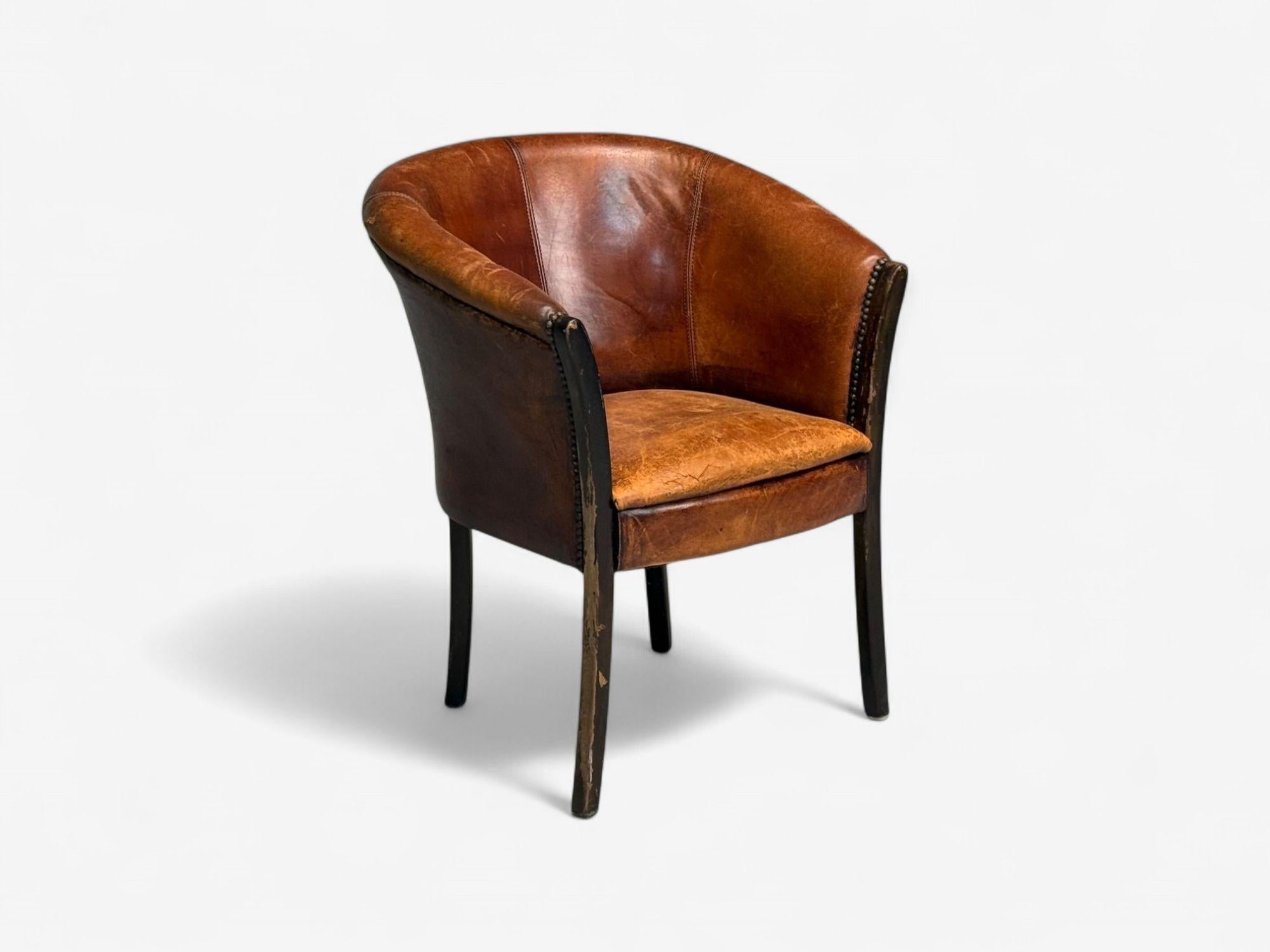 Georgianischer Stil, Braunes Leder, Gebeiztes Holz, Wannenstuhl, USA, 1960er im Zustand „Starke Gebrauchsspuren“ im Angebot in Manhasset, NY