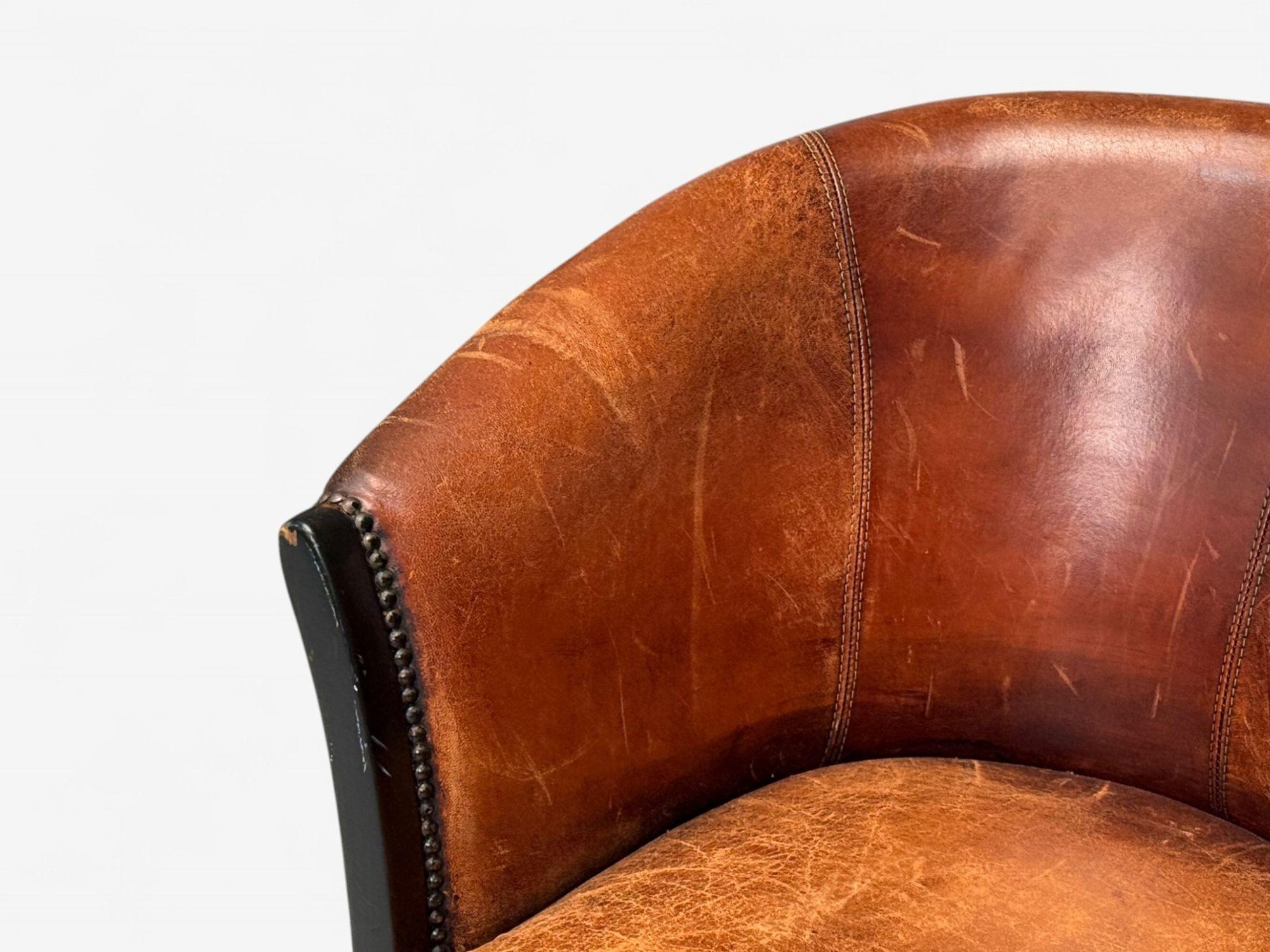 Georgianischer Stil, Braunes Leder, Gebeiztes Holz, Wannenstuhl, USA, 1960er (Mitte des 20. Jahrhunderts) im Angebot