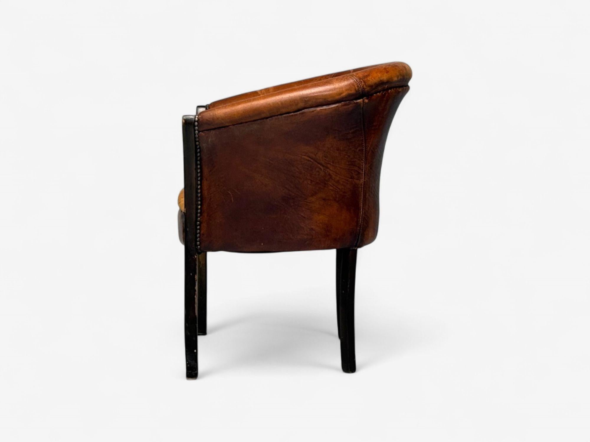 Georgianischer Stil, Braunes Leder, Gebeiztes Holz, Wannenstuhl, USA, 1960er im Angebot 1