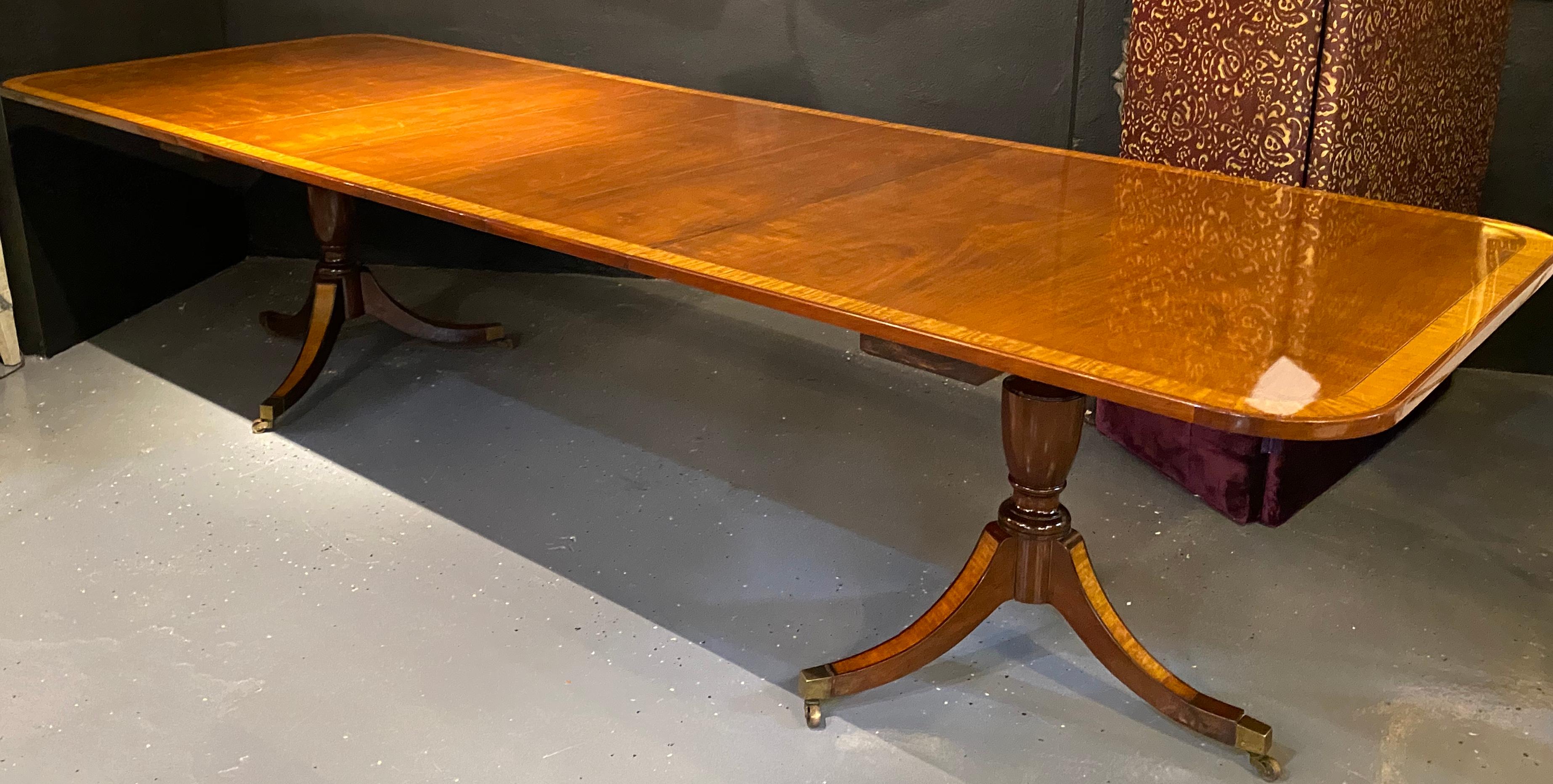 Georgian Style Double Pedestal Dining Room Table, Crotch Mahogany and Satinwood In Good Condition In Stamford, CT
