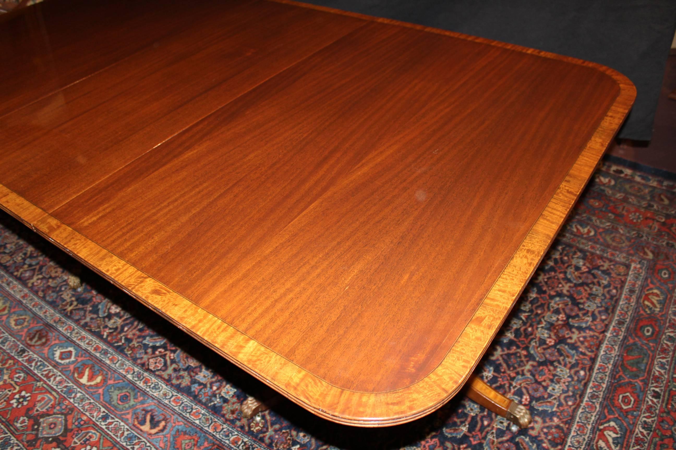 Georgian Style Double Pedestal Mahogany Dining Table with Splendid Leg Inlay In Excellent Condition In Milford, NH