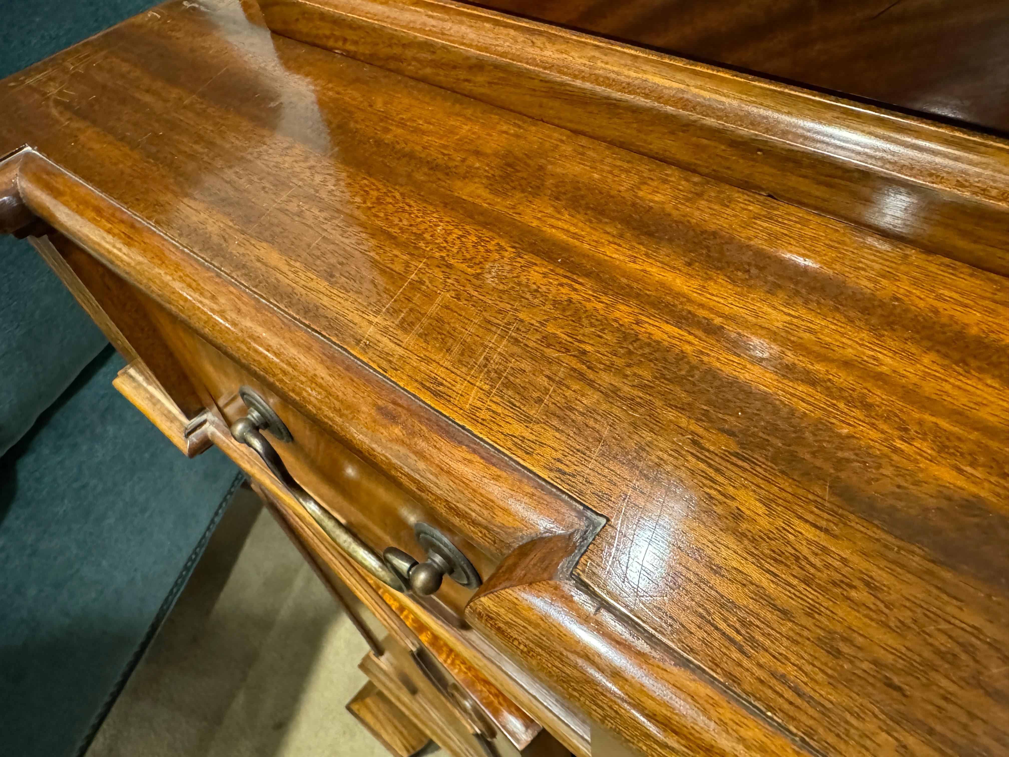 Vetrinetta in stile georgiano, di produzione inglese, con interno foderato in seta in vendita 12