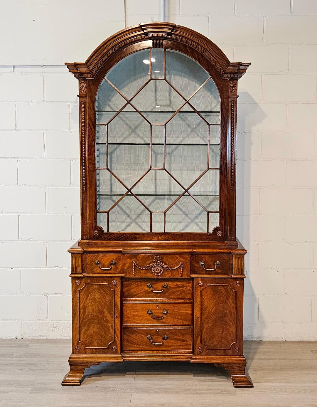 Vetrinetta in stile georgiano, di produzione inglese, con interno foderato in seta
Questa squisita vetrinetta in stile XVIII secolo è uno splendido esempio di artigianato inglese, ispirato al raffinato stile Sheraton dell'epoca georgiana. Il pezzo