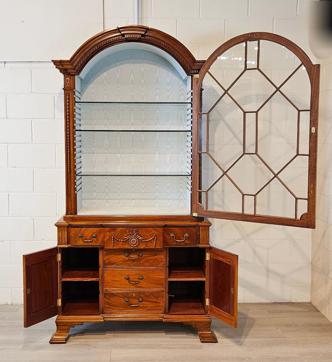 Legno massiccio Vetrinetta in stile georgiano, di produzione inglese, con interno foderato in seta in vendita