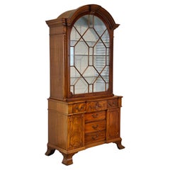 Vitrine de style géorgien, de fabrication anglaise, avec intérieur doublé de soie