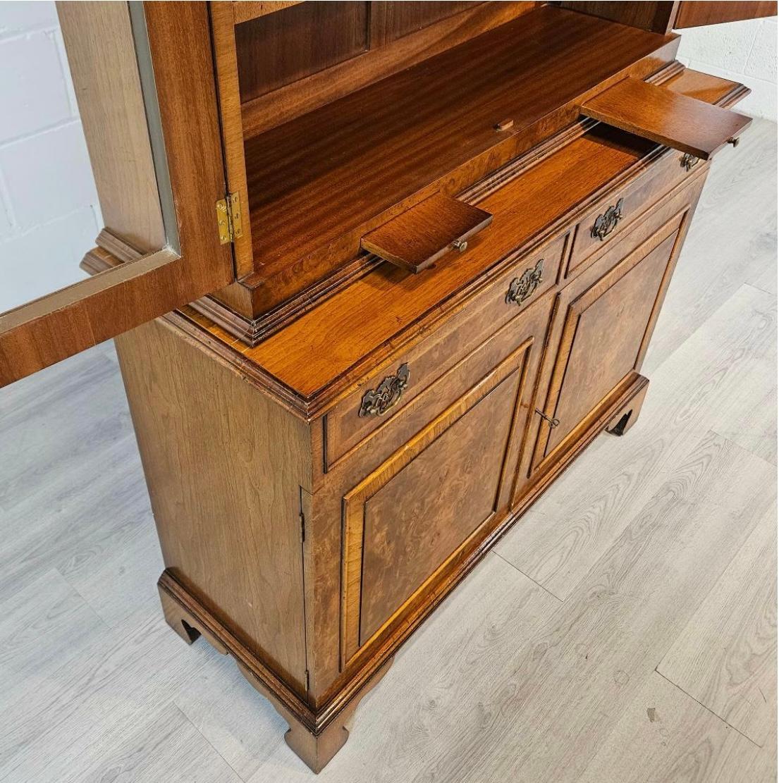 Georgian Style English Made Walnut Display Bookcase en vente 3