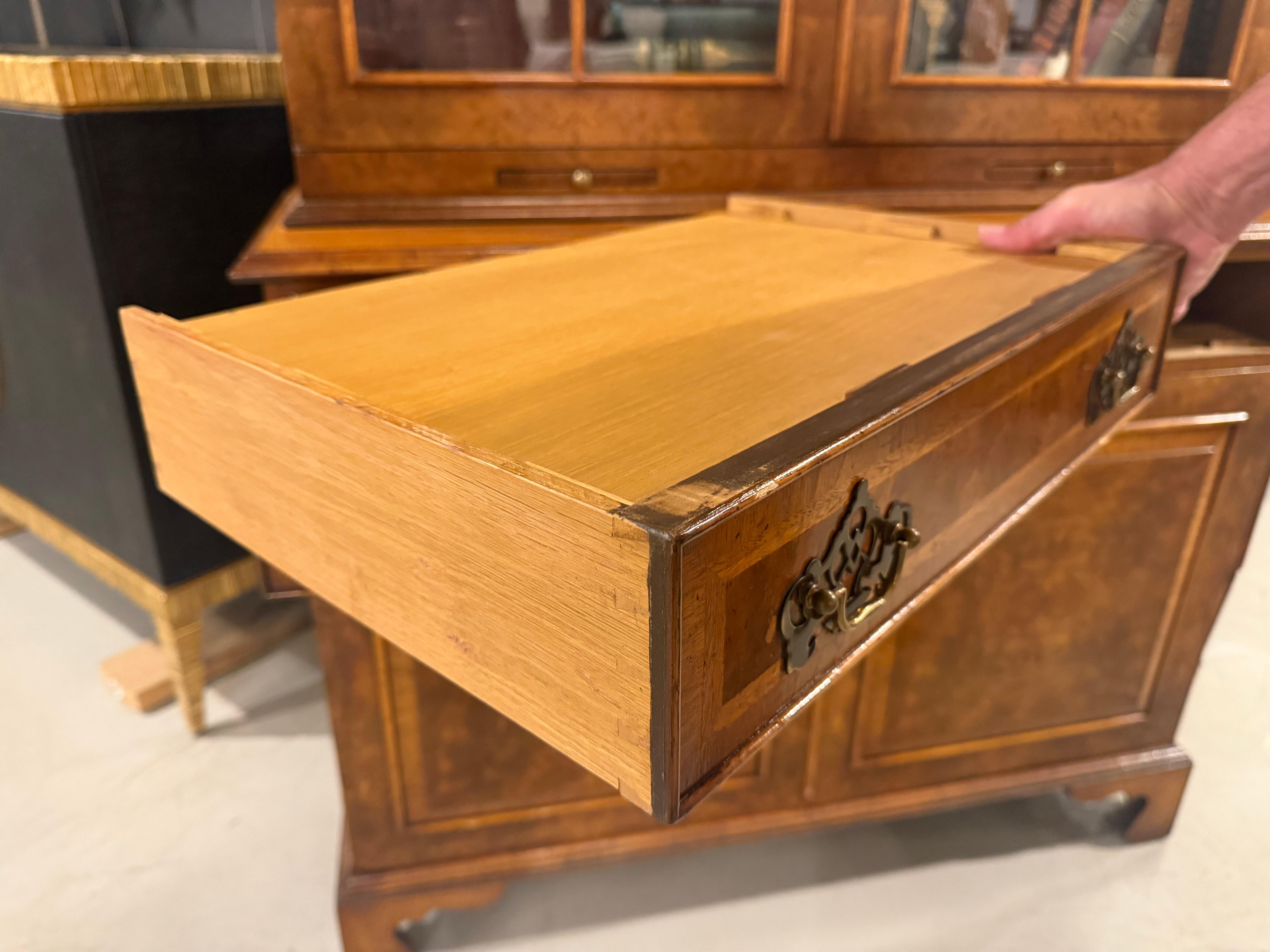 Georgian Style English Made Walnut Display Bookcase en vente 4