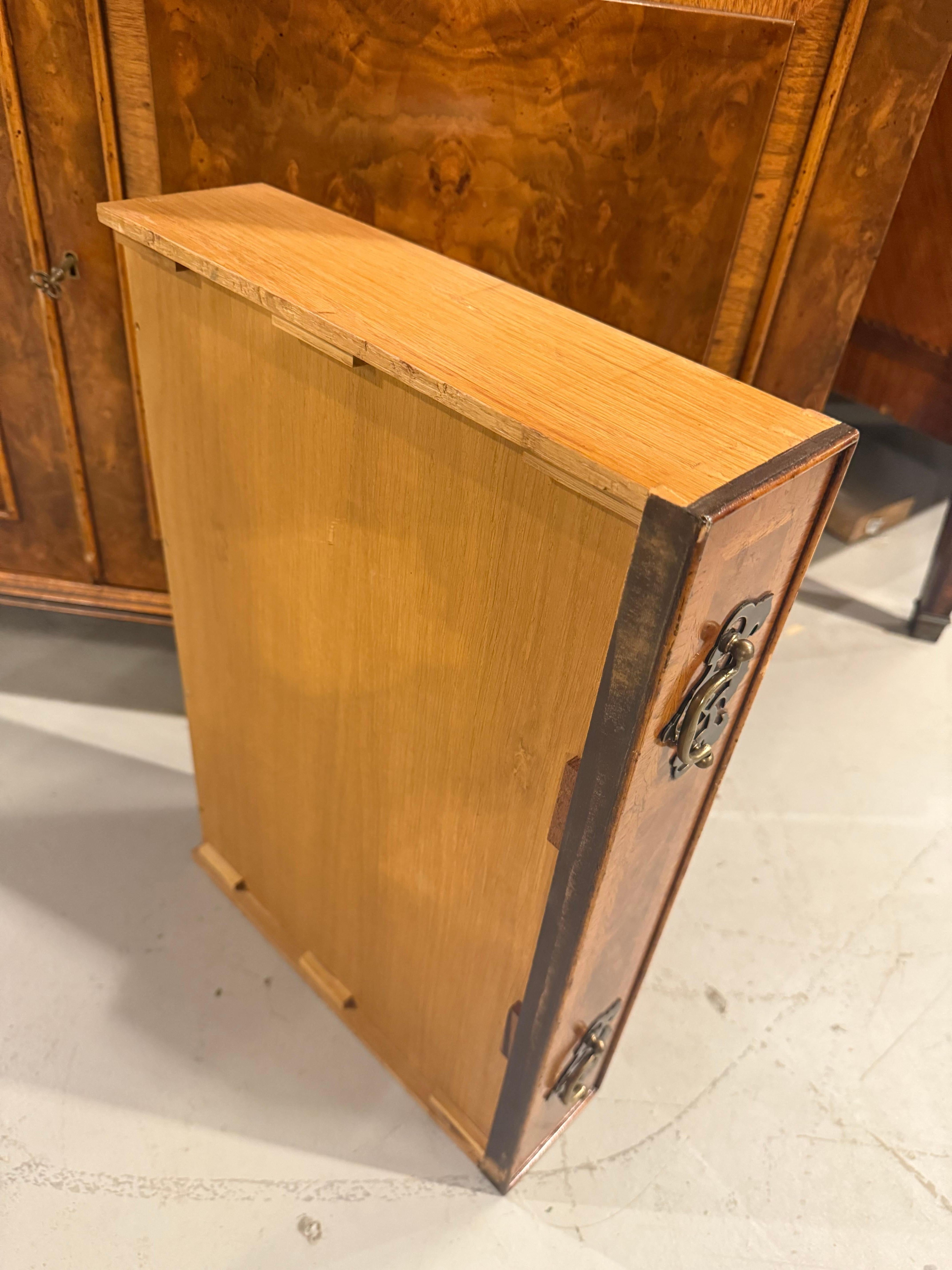 Georgian Style English Made Walnut Display Bookcase en vente 6