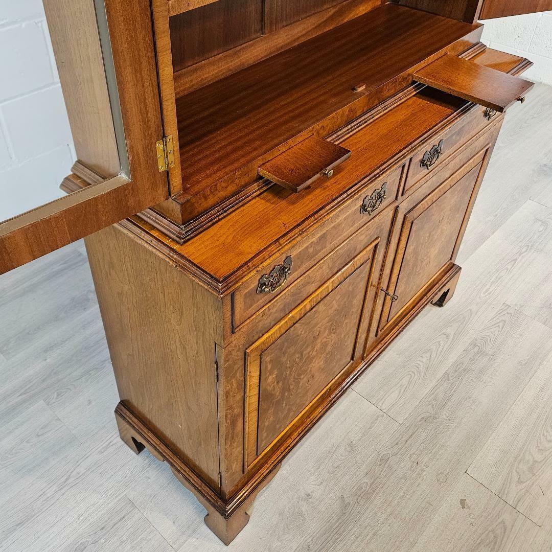 Georgien Georgian Style English Made Walnut Display Bookcase en vente