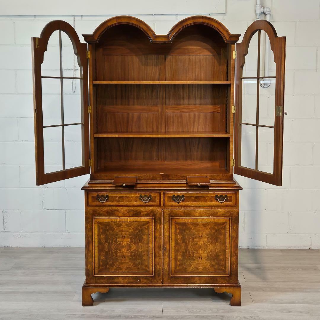 Anglais Georgian Style English Made Walnut Display Bookcase en vente