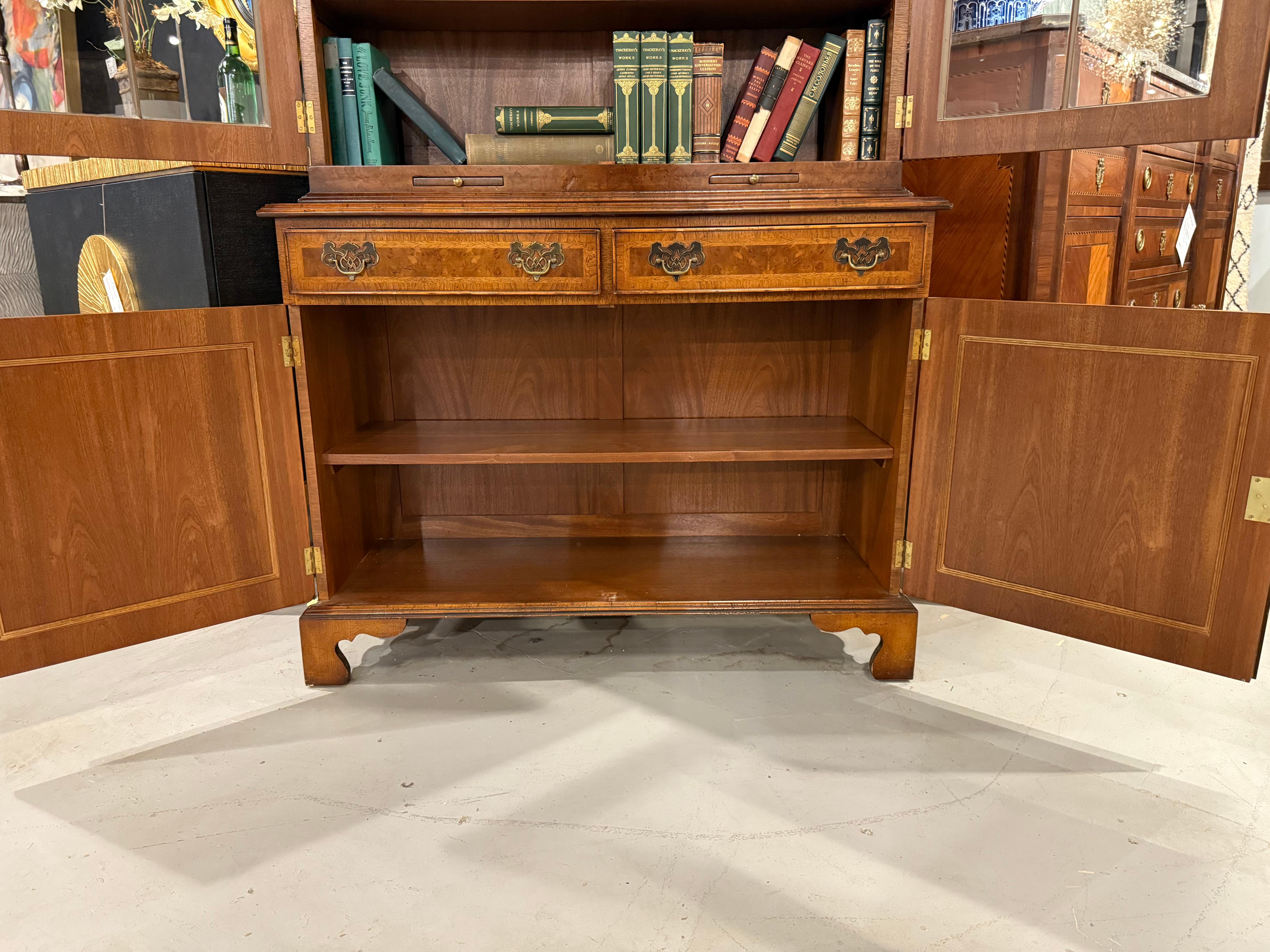 Georgian Style English Made Walnut Display Bookcase Bon état - En vente à Toronto, CA