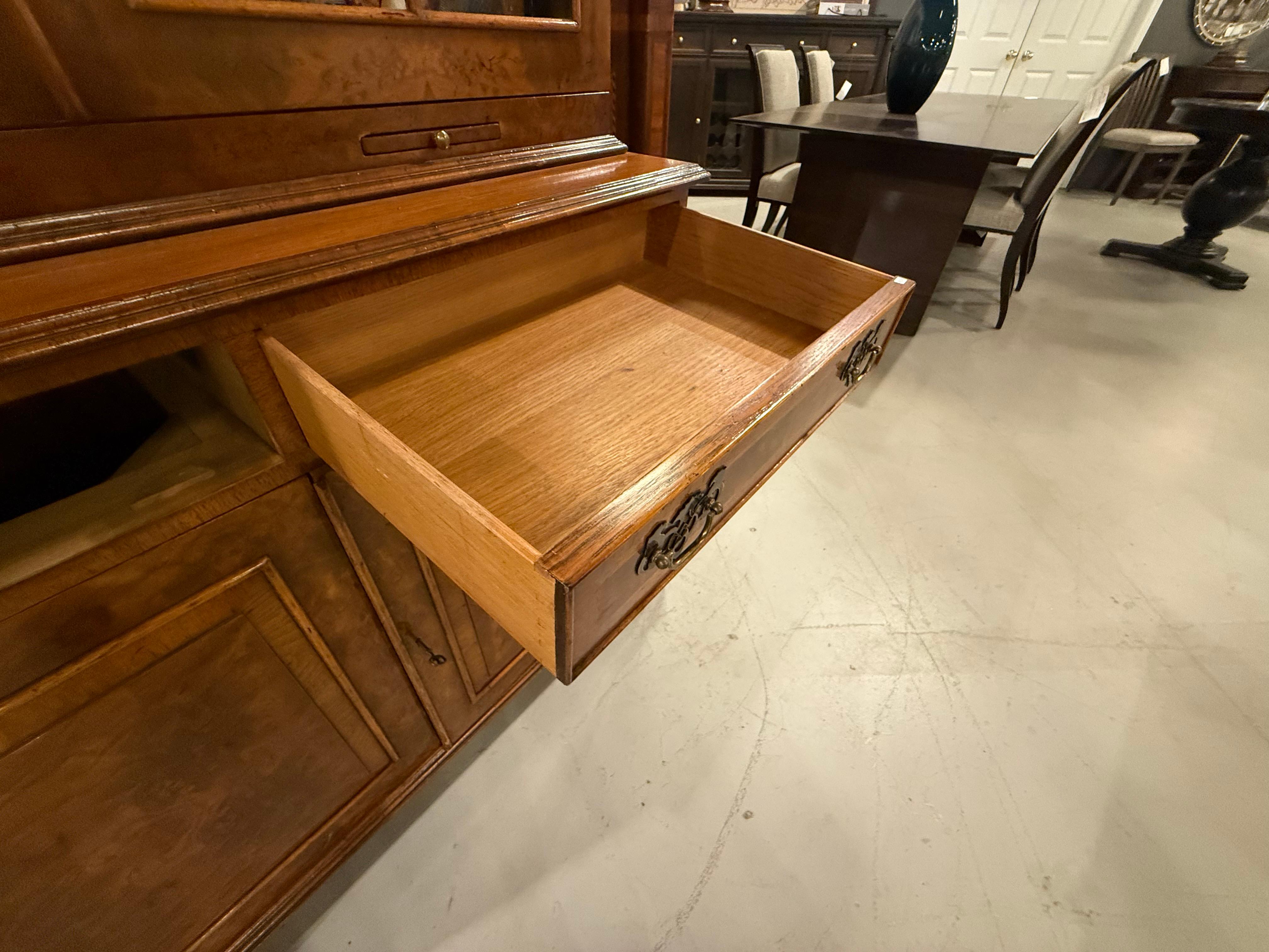 20ième siècle Georgian Style English Made Walnut Display Bookcase en vente