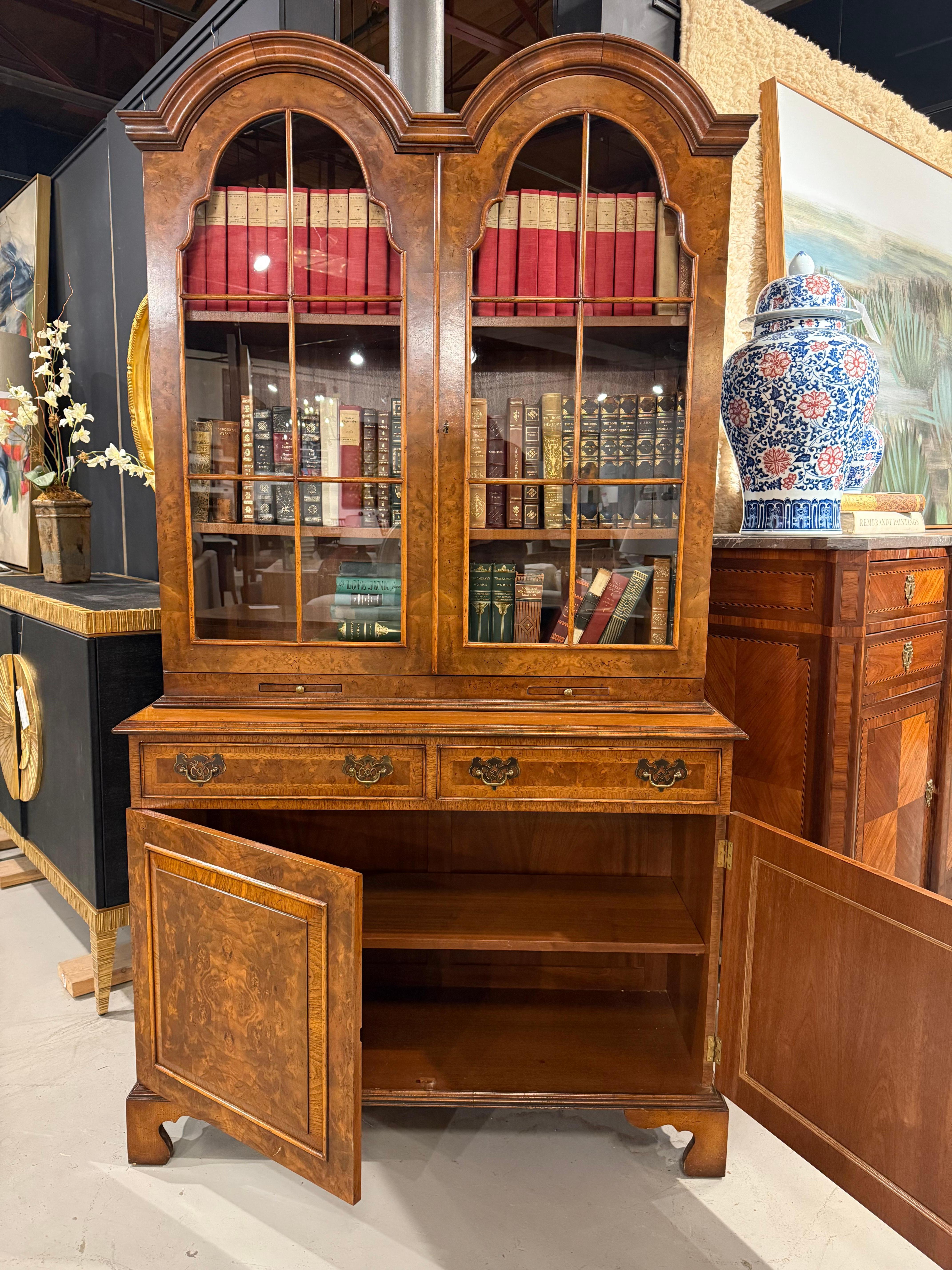 Noyer Georgian Style English Made Walnut Display Bookcase en vente