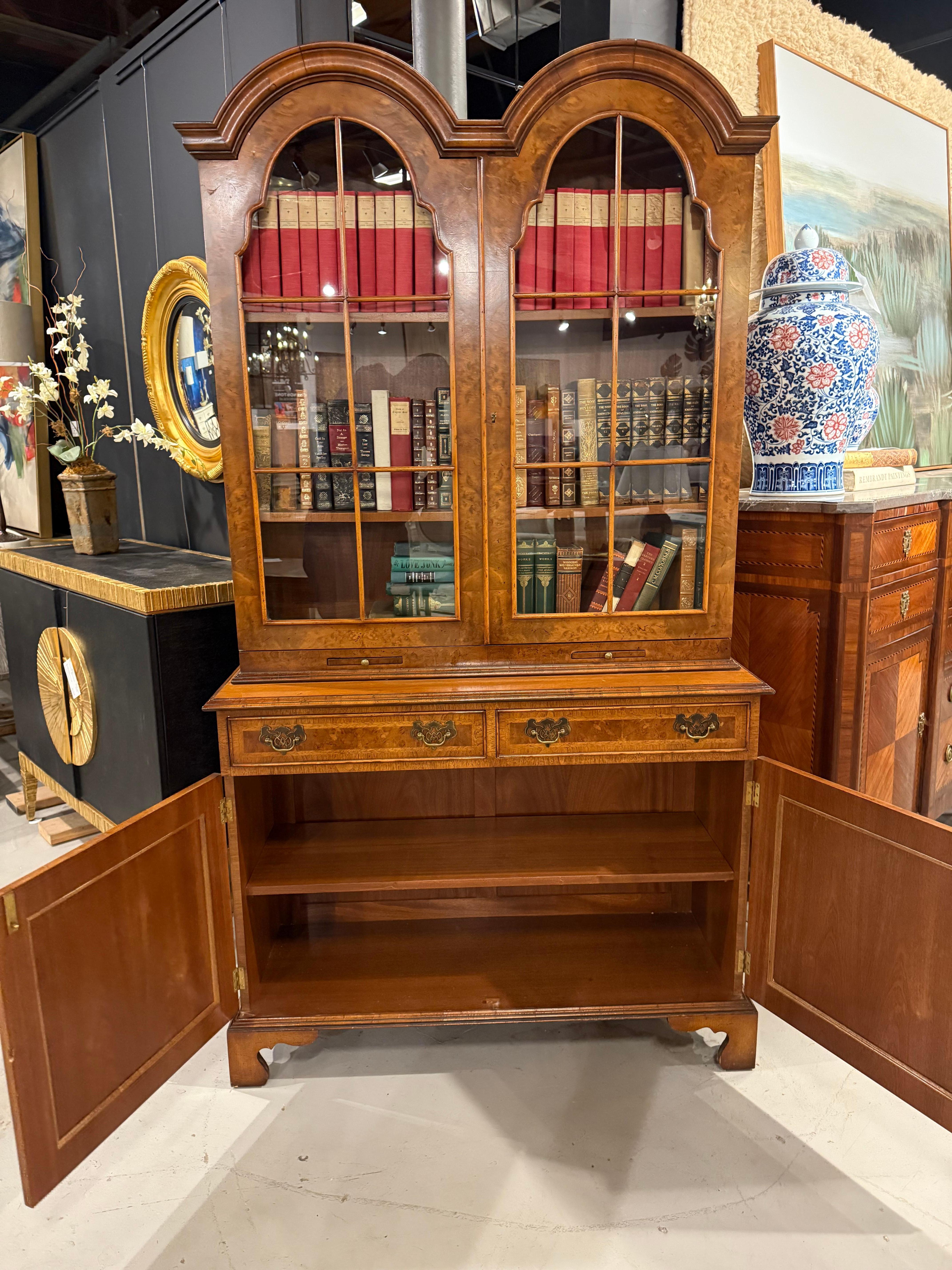 Georgian Style English Made Walnut Display Bookcase en vente 1