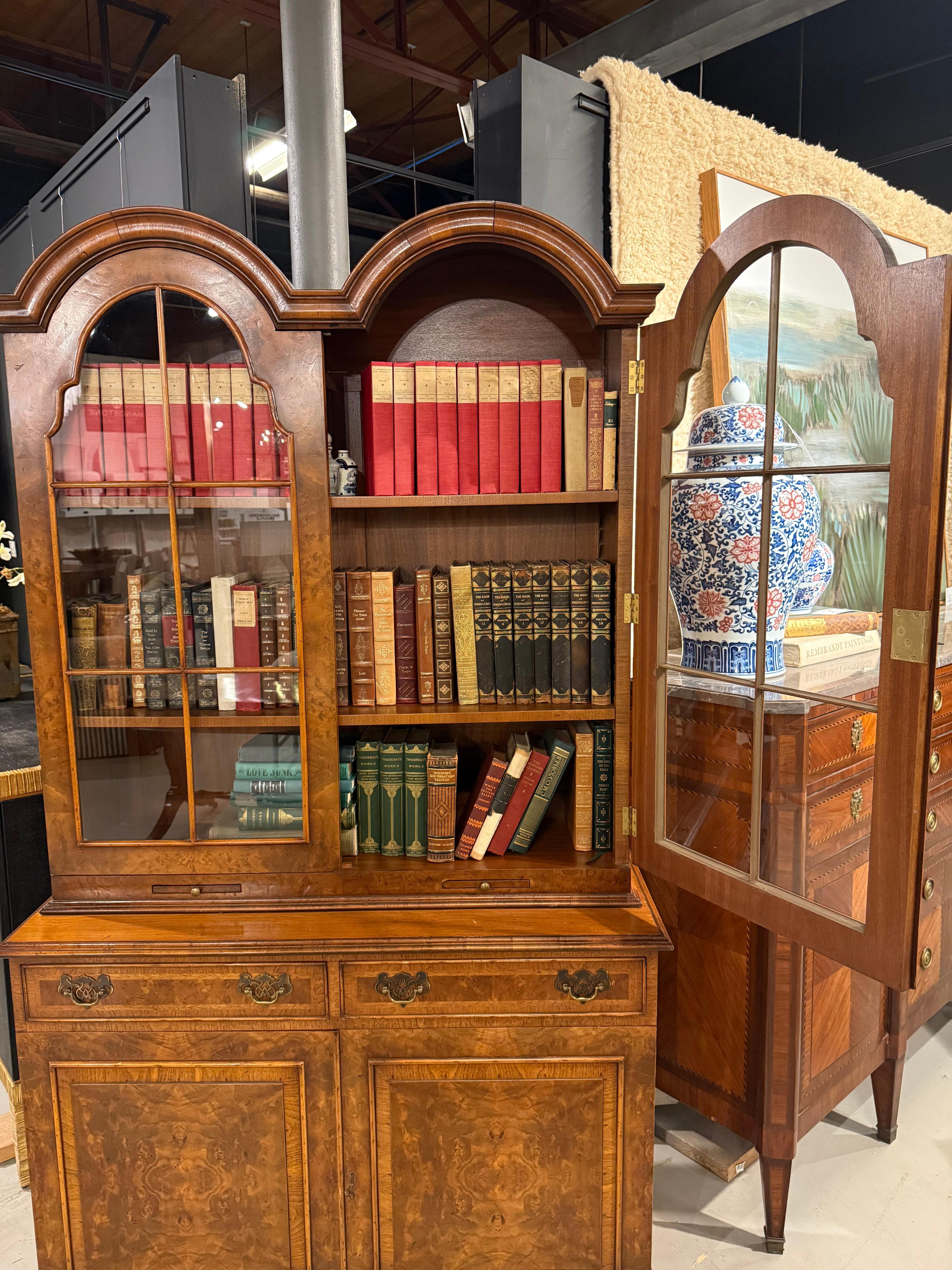 Georgian Style English Made Walnut Display Bookcase en vente 2